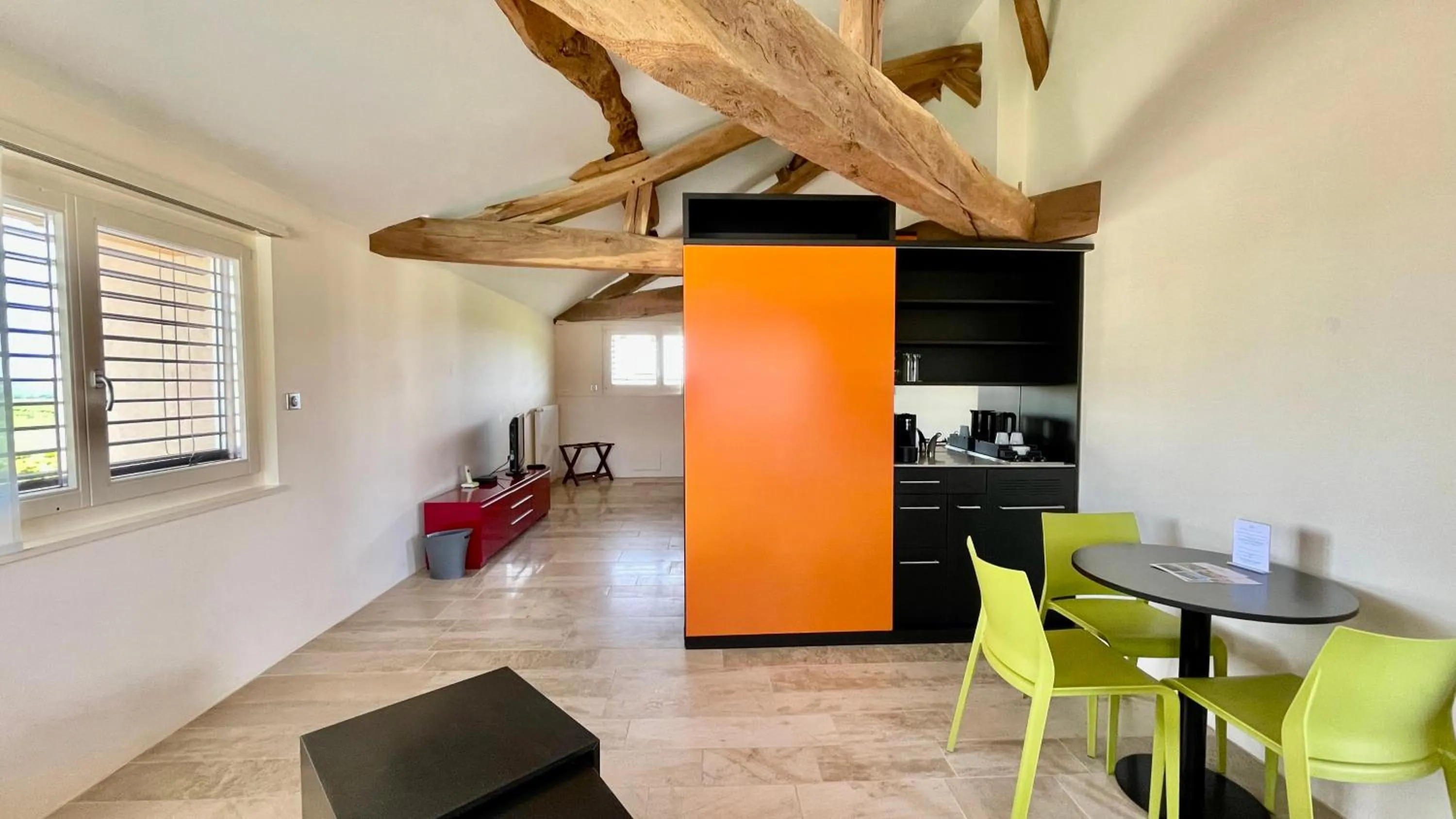 Coffee/tea facilities in Hôtel-Restaurant le Château de Besseuil, Mâcon Nord - Teritoria