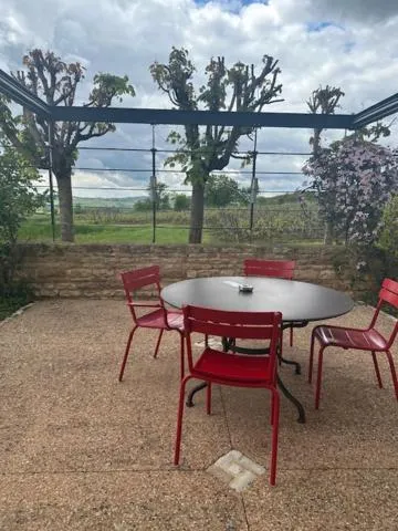 Patio in Hôtel-Restaurant le Château de Besseuil, Mâcon Nord - Teritoria