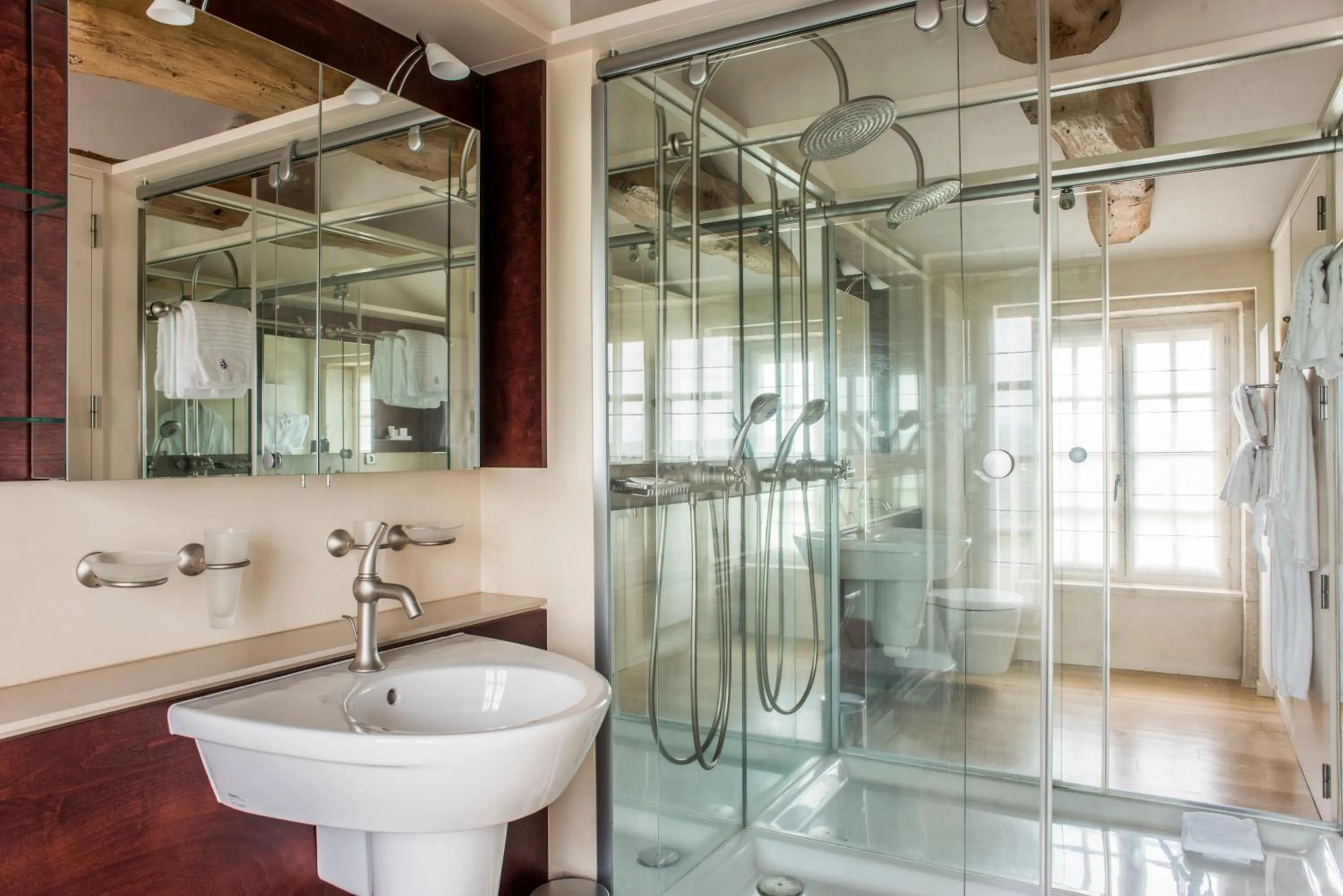Shower in Hôtel-Restaurant le Château de Besseuil, Mâcon Nord - Teritoria
