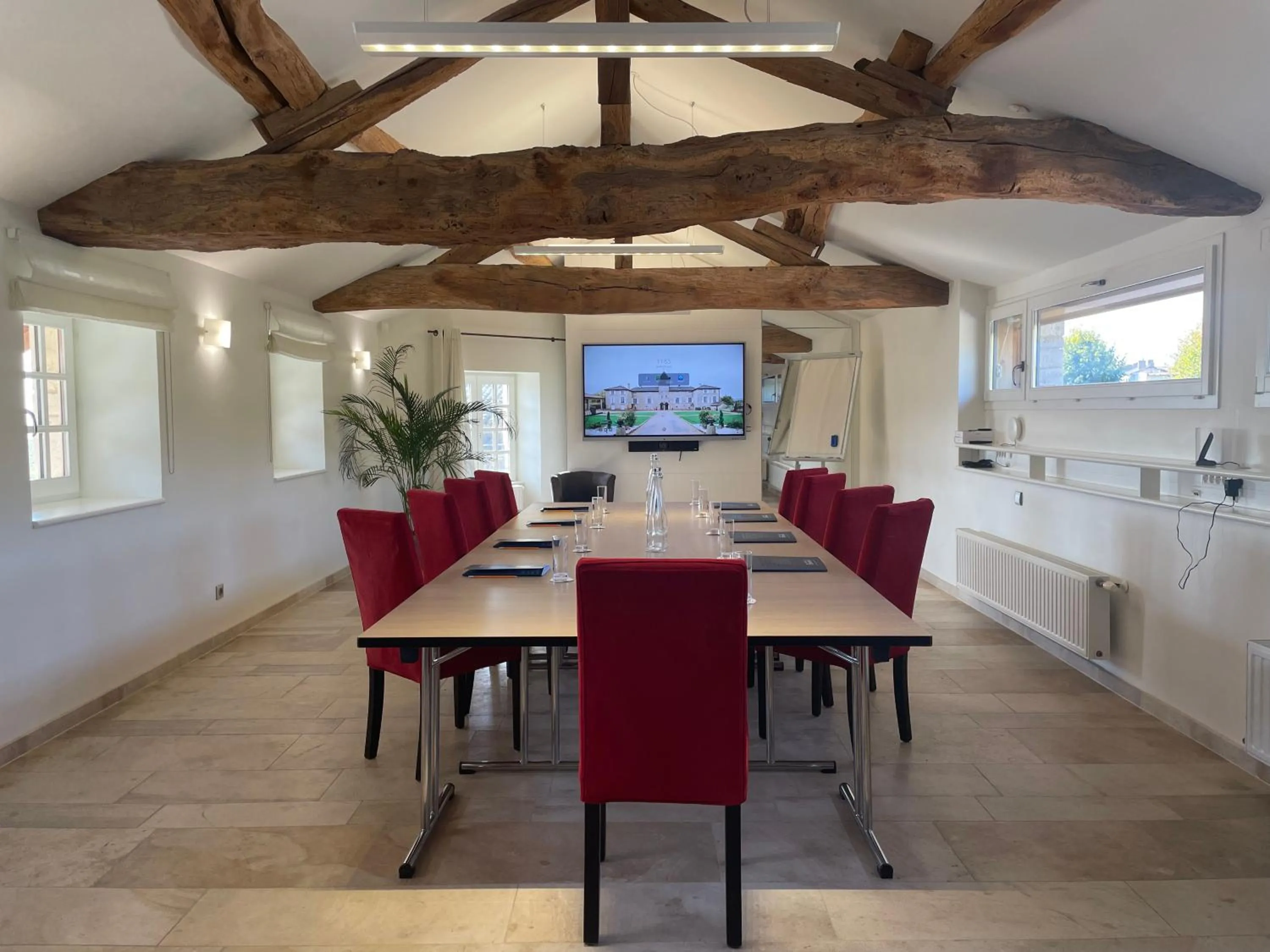 Property building in Hôtel-Restaurant le Château de Besseuil, Mâcon Nord - Teritoria