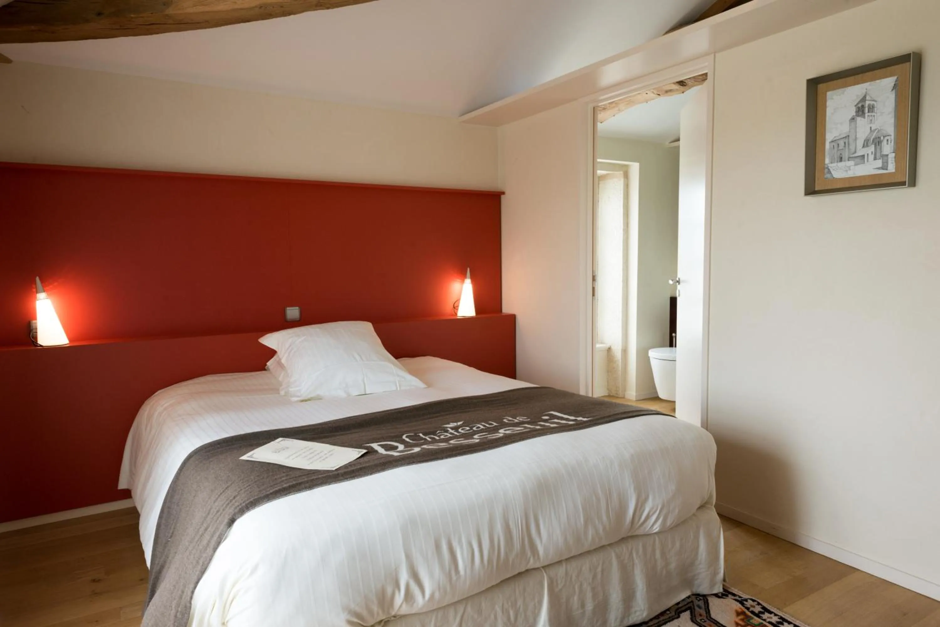 Bed in Hôtel-Restaurant le Château de Besseuil, Mâcon Nord - Teritoria