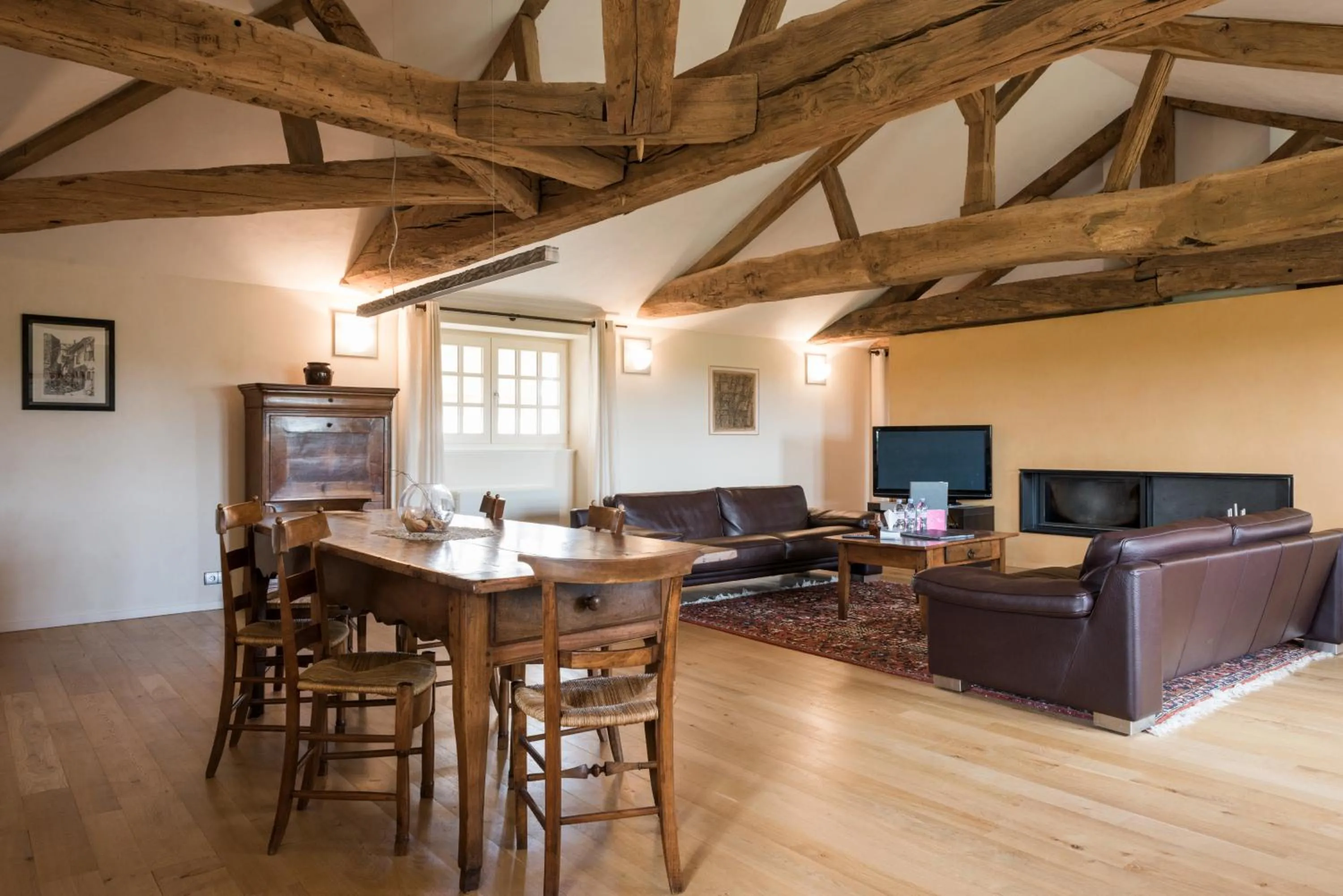 TV and multimedia in Hôtel-Restaurant le Château de Besseuil, Mâcon Nord - Teritoria