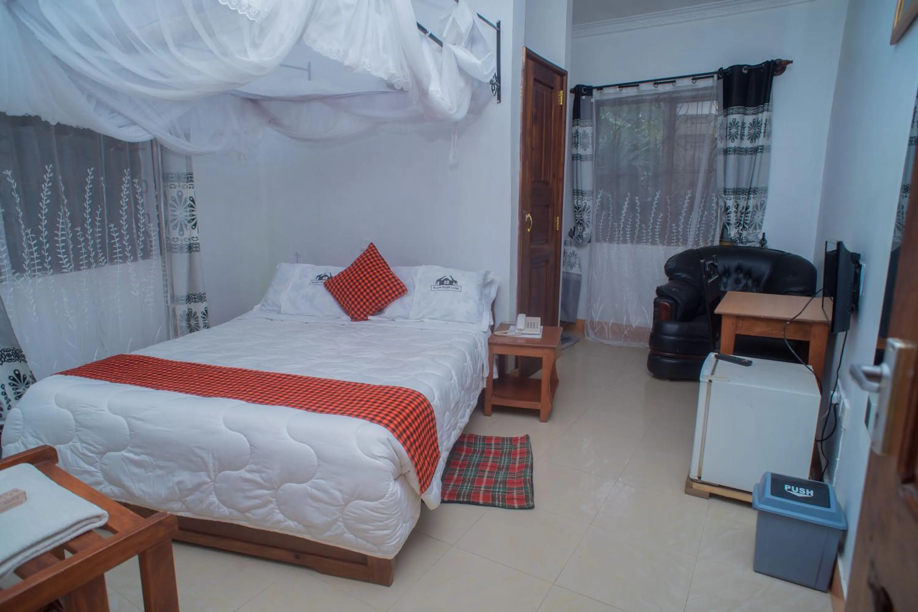 TV and multimedia, Bed in Arusha Giraffe Lodge