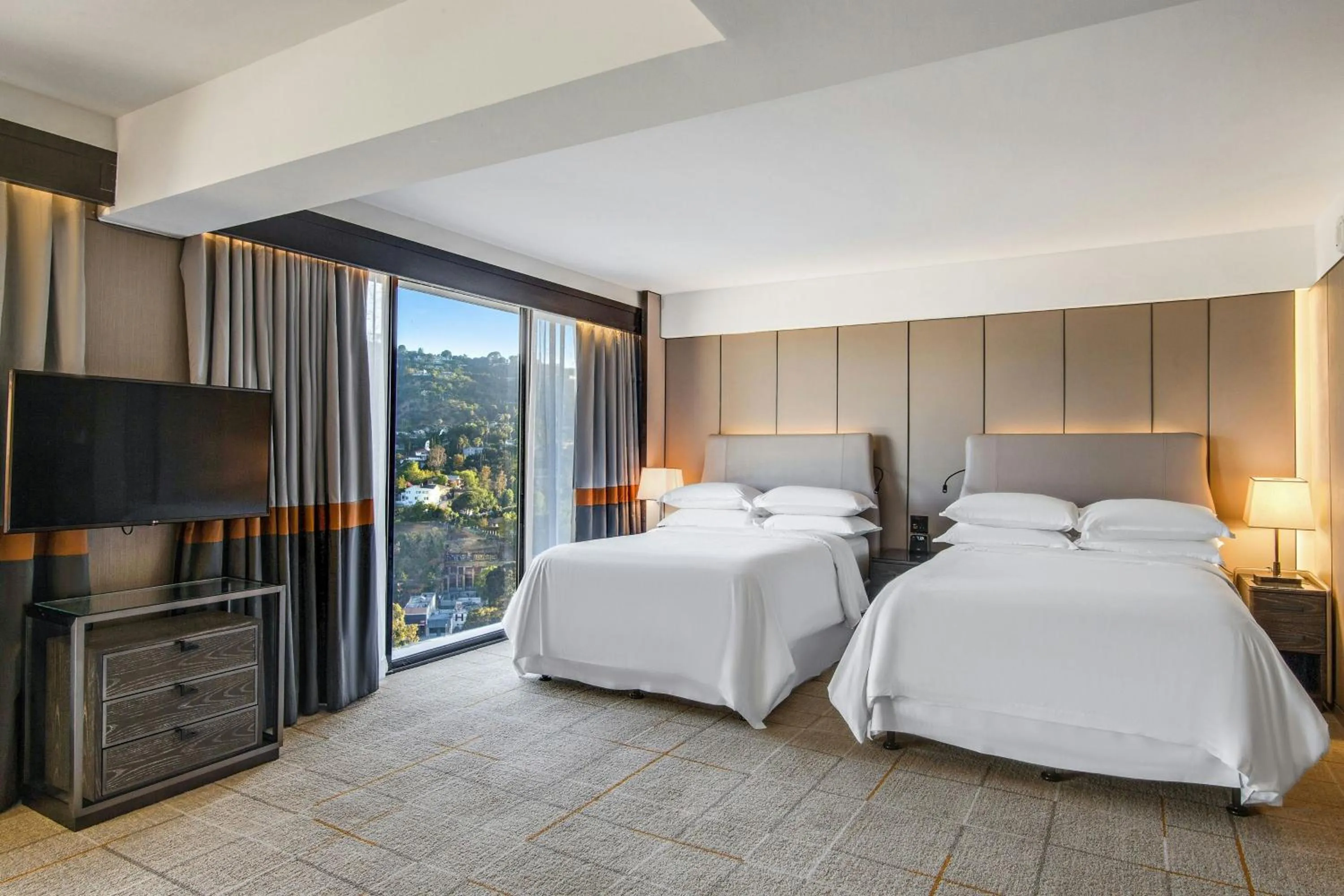 Photo of the whole room, Bed in Sheraton Universal