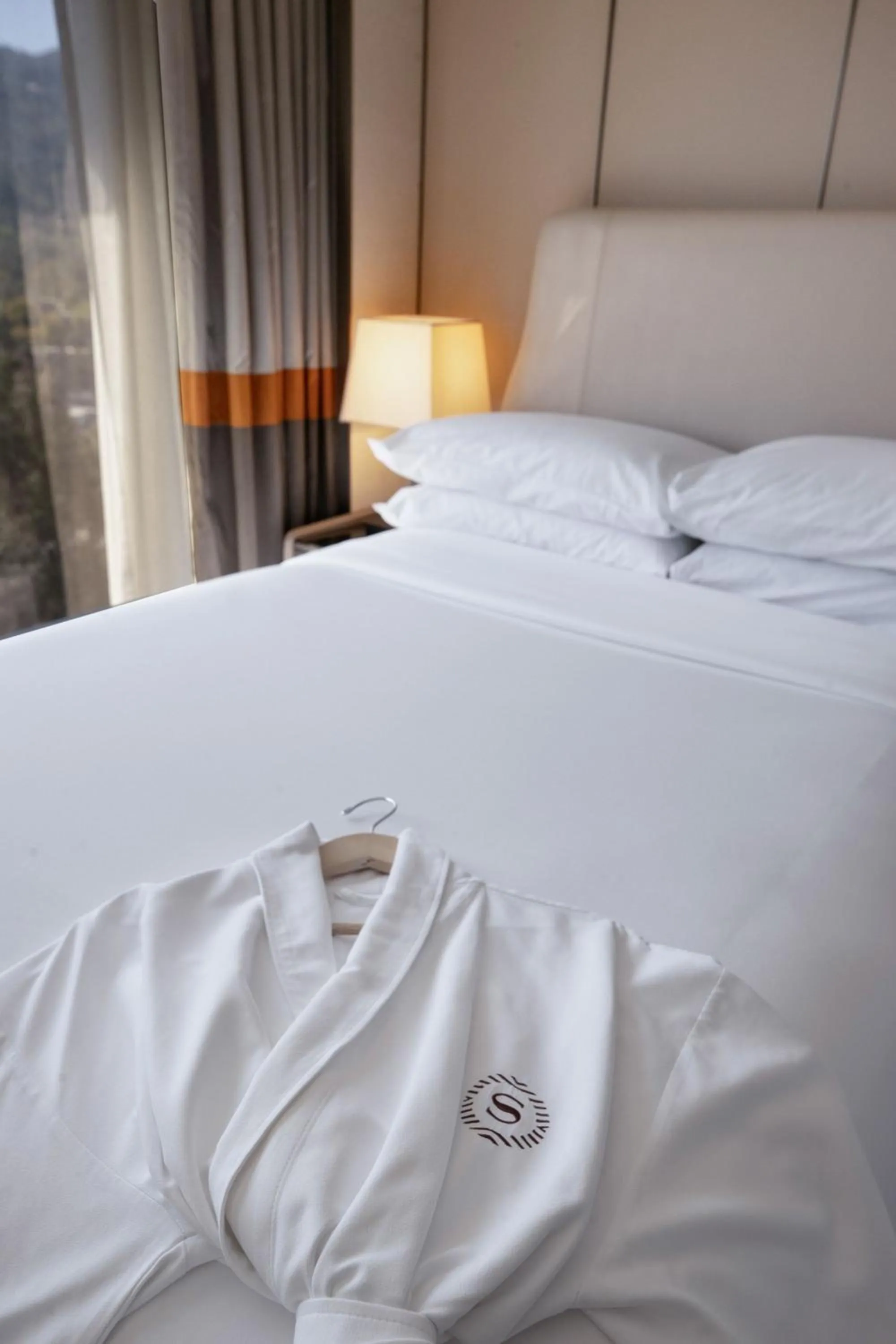 Photo of the whole room, Bed in Sheraton Universal