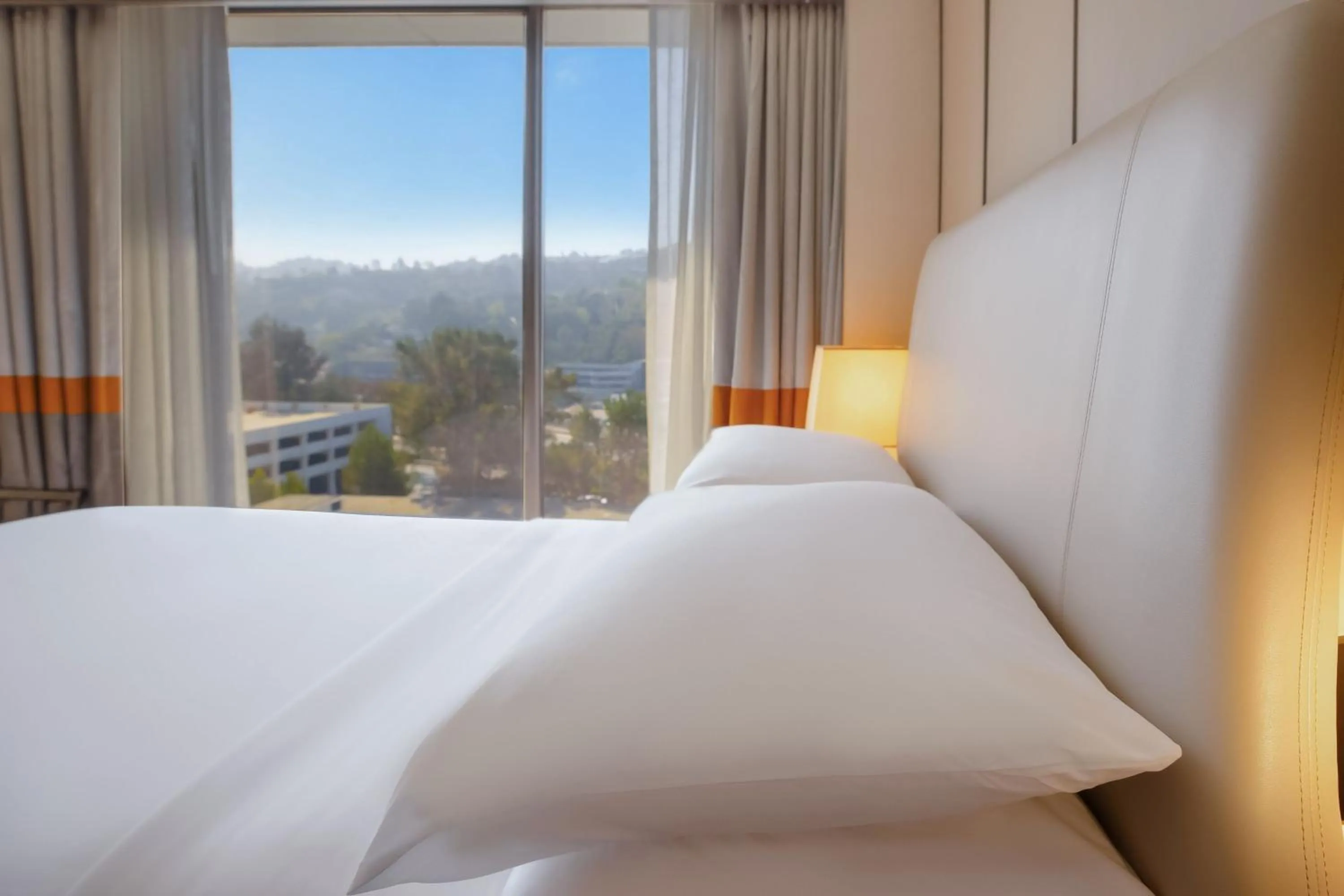 Photo of the whole room, Bed in Sheraton Universal