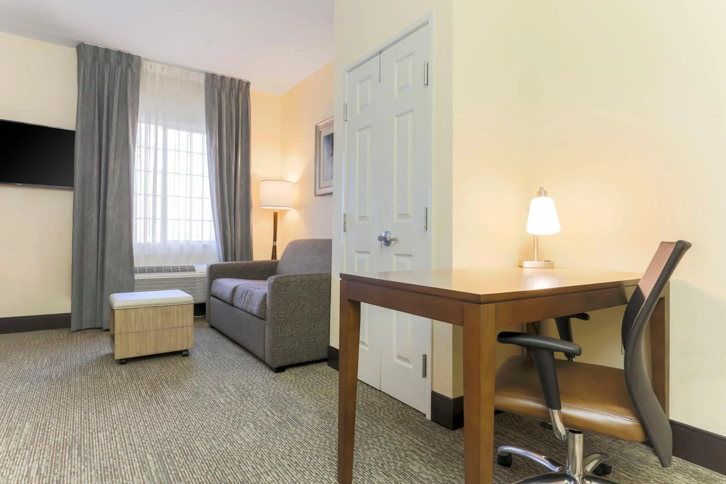 Photo of the whole room, Bed in Staybridge Suites Reno Nevada by IHG