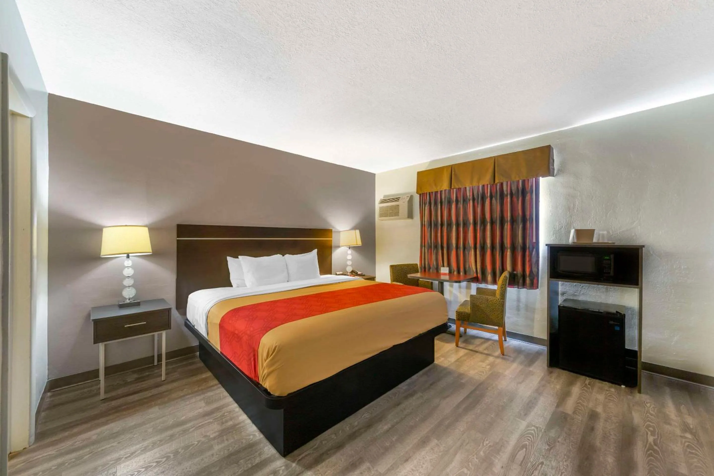 Bedroom, Bed in Fort Lauderdale Gardens Inn & Suites Ft Lauderdale International Airport