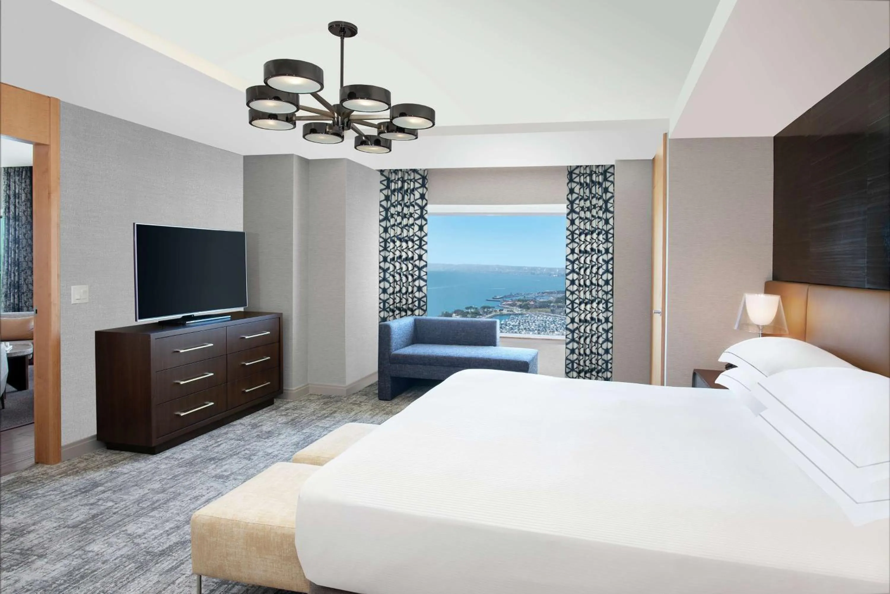 Living room, Bed in Hilton San Diego Bayfront