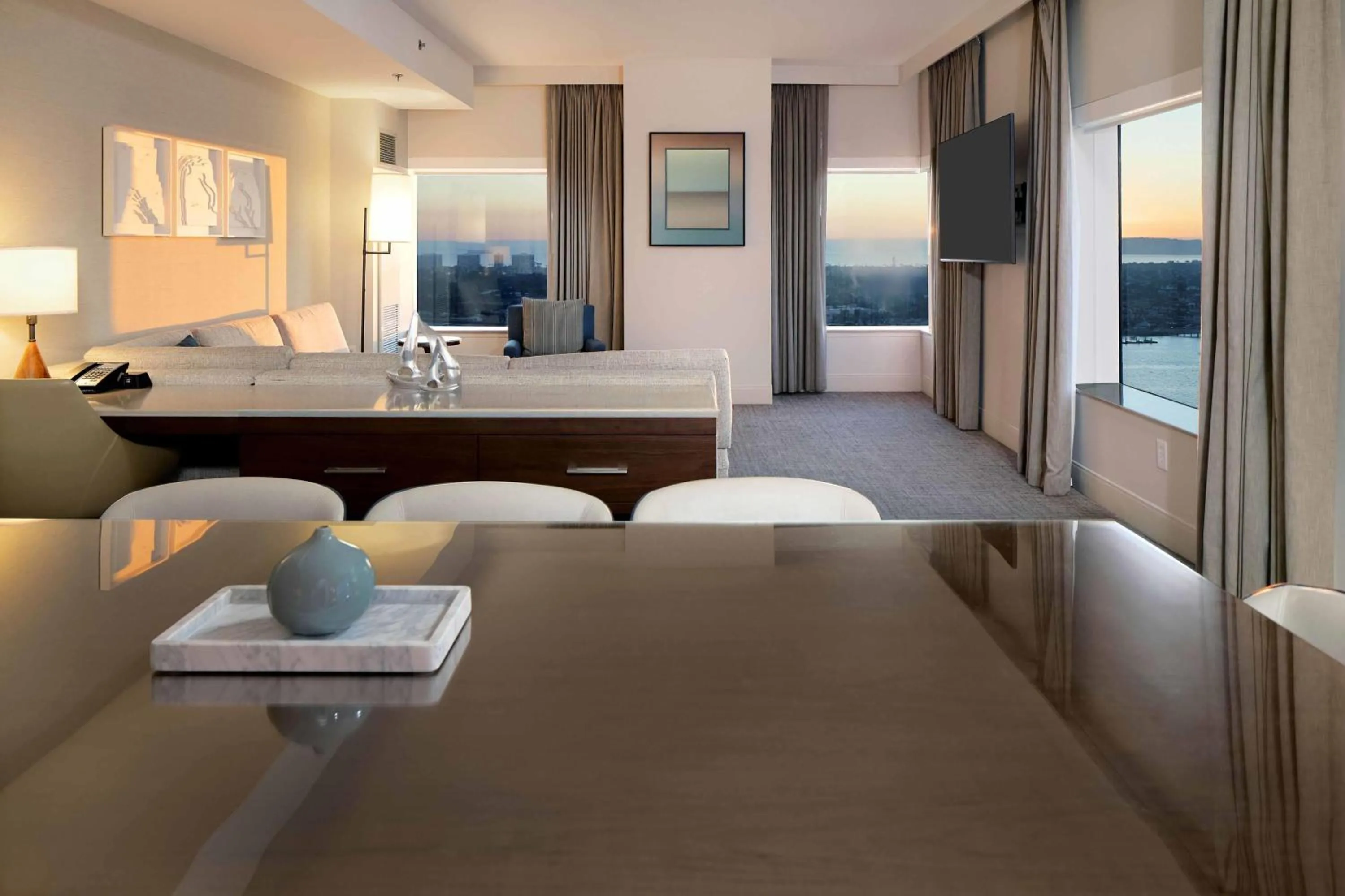 Living room, Bed in Hilton San Diego Bayfront