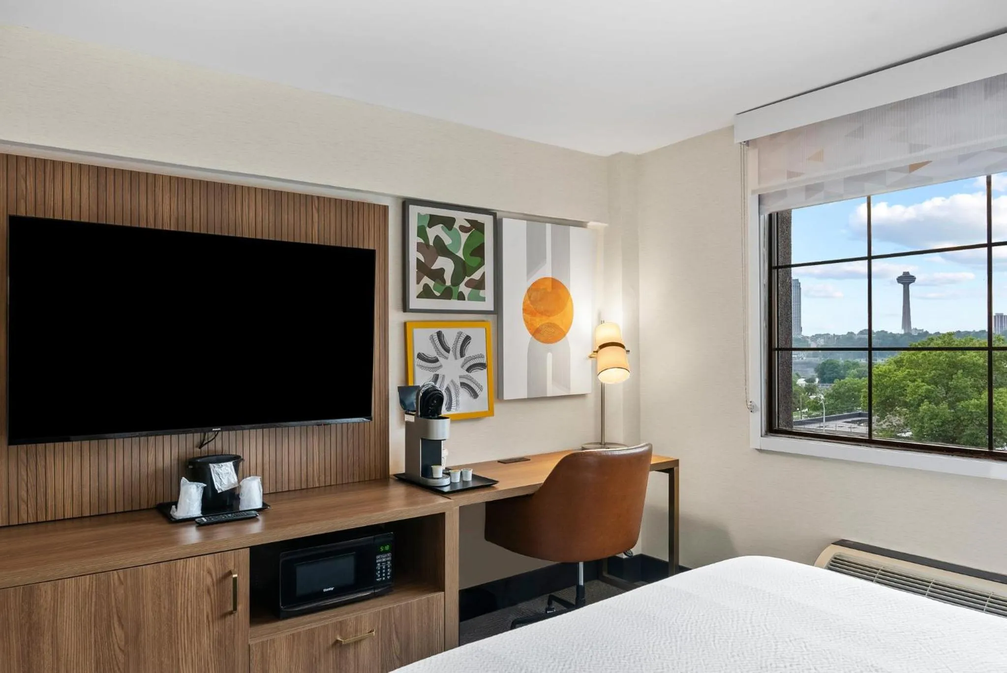 Photo of the whole room, Bed in Holiday Inn Niagara Falls State Park Entry by IHG