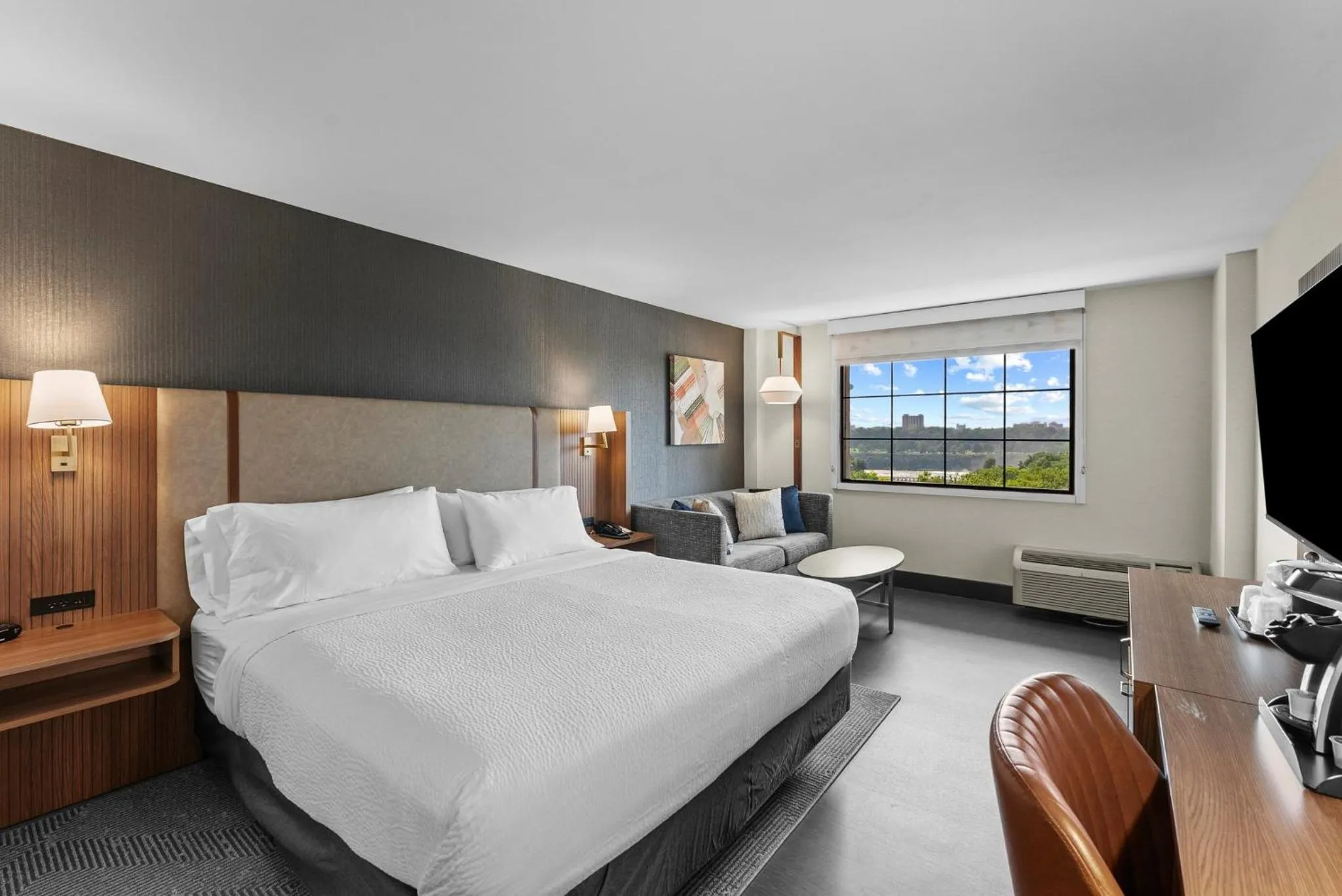 Photo of the whole room, Bed in Holiday Inn Niagara Falls State Park Entry by IHG