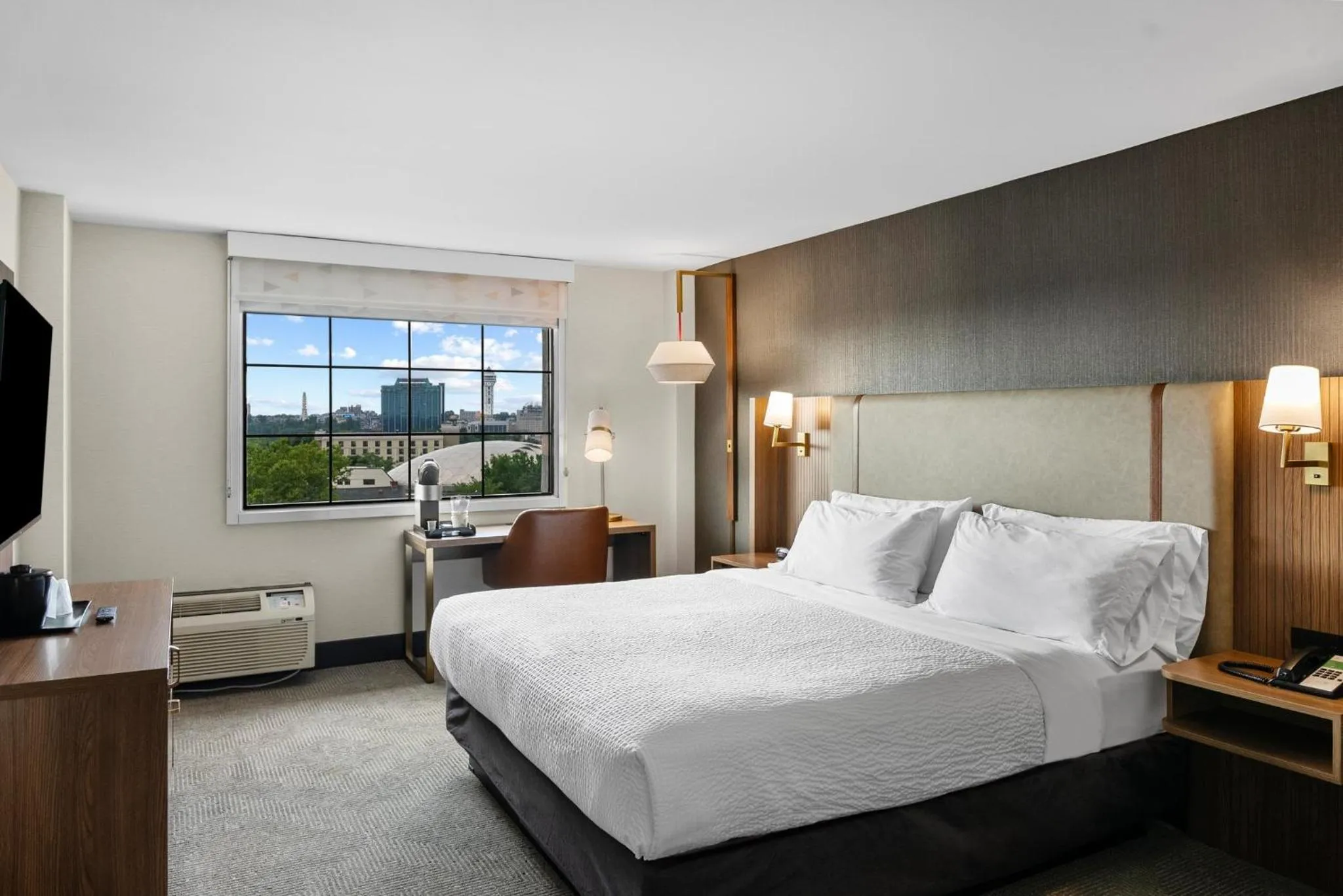 Photo of the whole room, Bed in Holiday Inn Niagara Falls State Park Entry by IHG