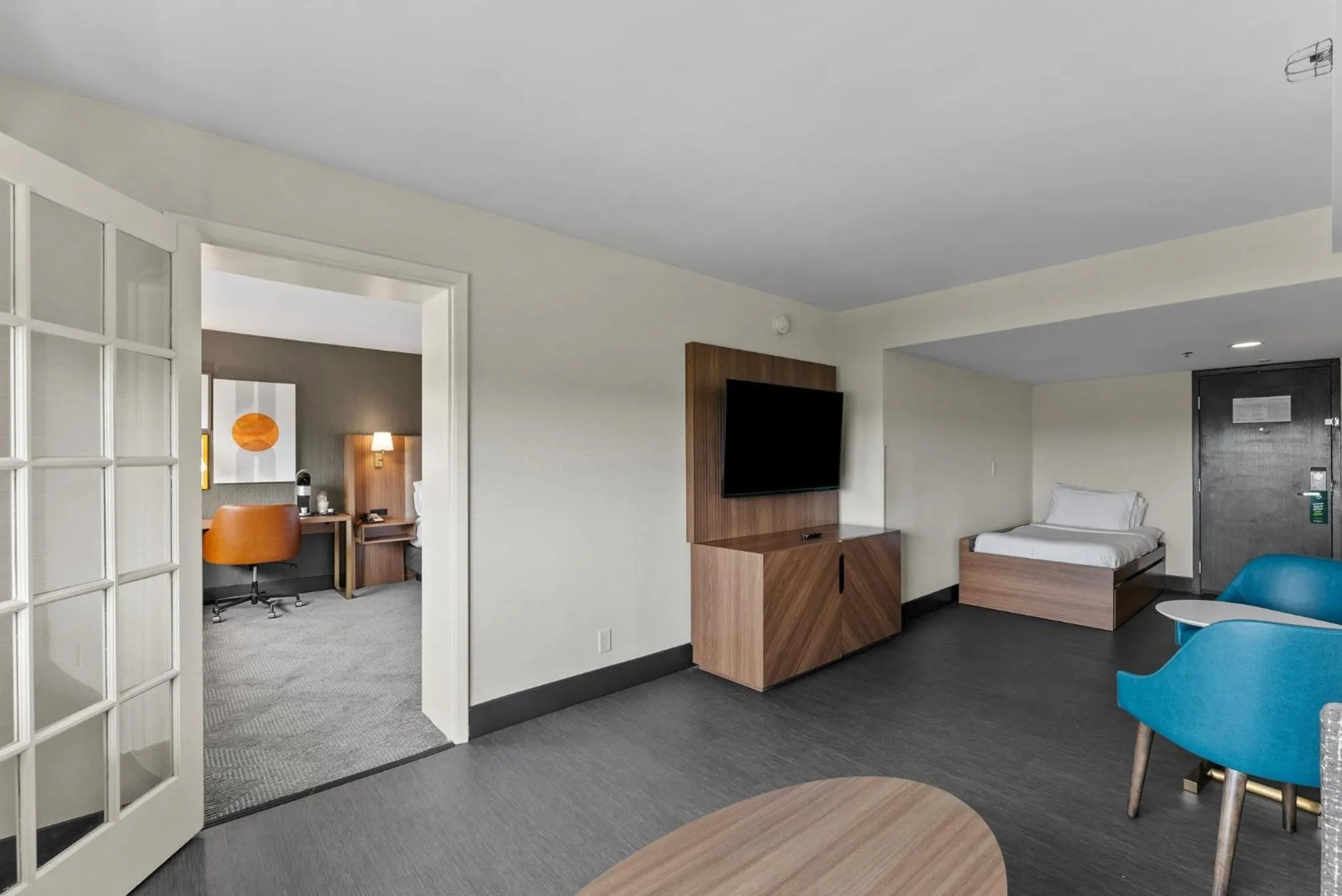 Photo of the whole room, Bed in Holiday Inn Niagara Falls State Park Entry by IHG