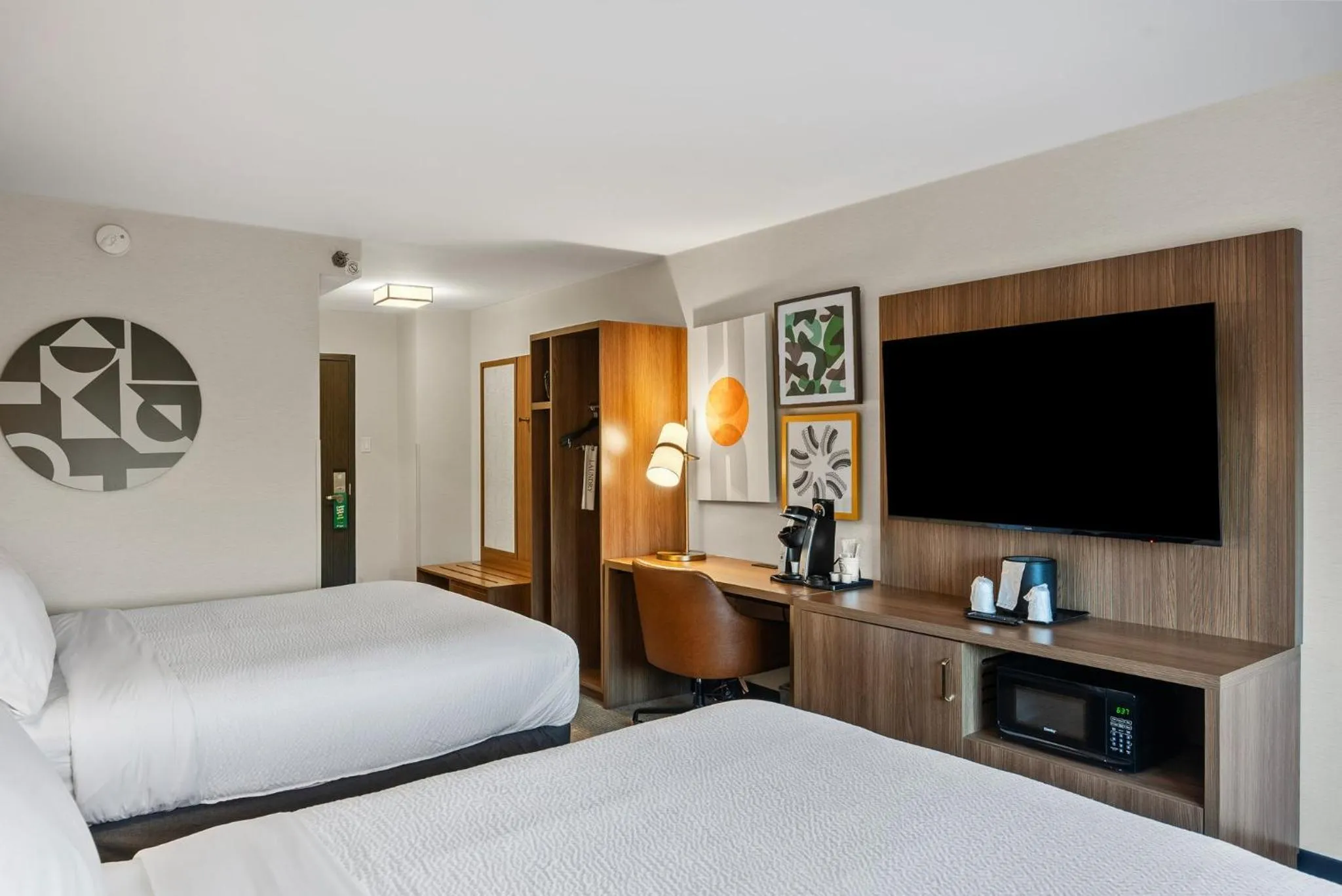 Photo of the whole room, Bed in Holiday Inn Niagara Falls State Park Entry by IHG