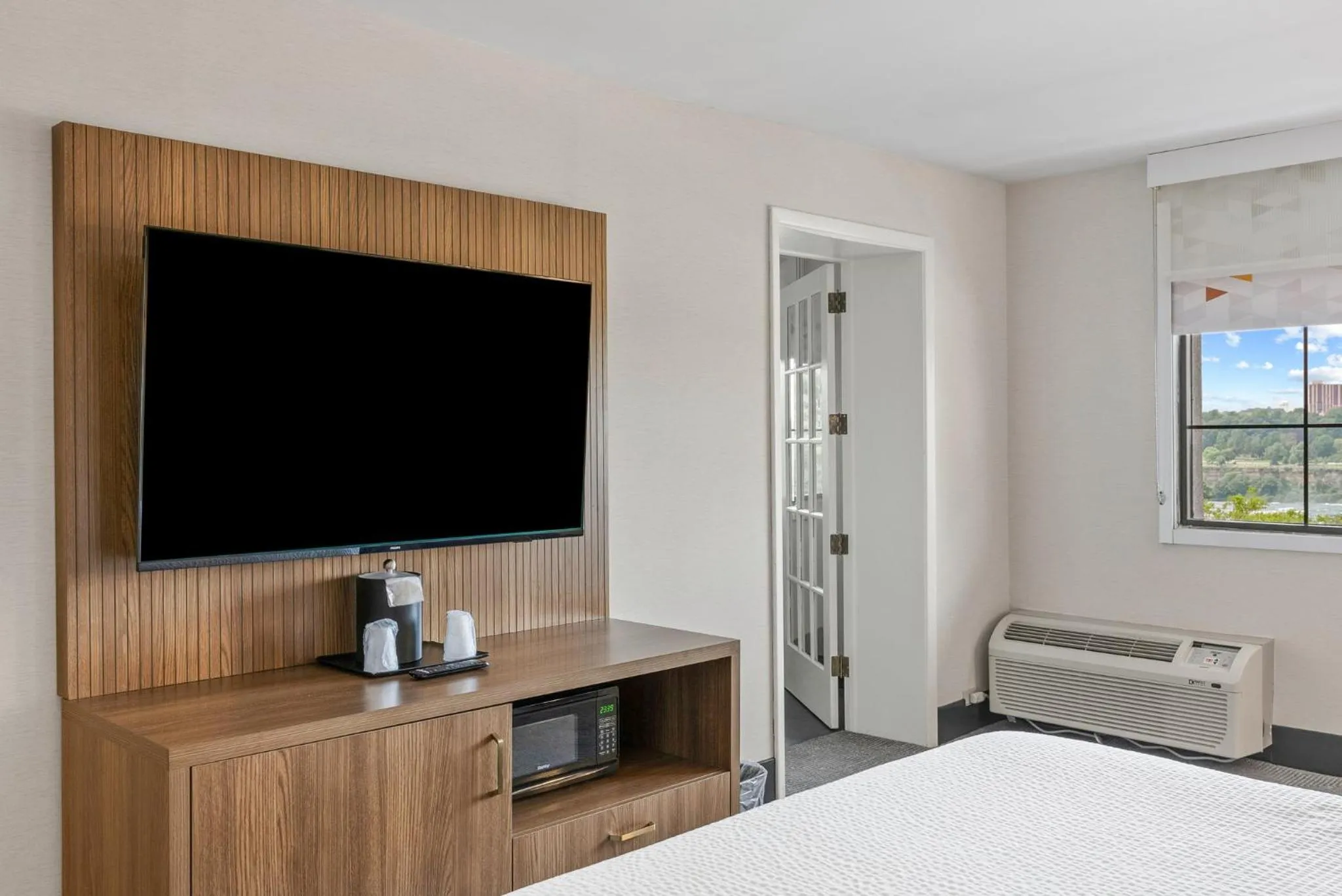 Photo of the whole room, Bed in Holiday Inn Niagara Falls State Park Entry by IHG