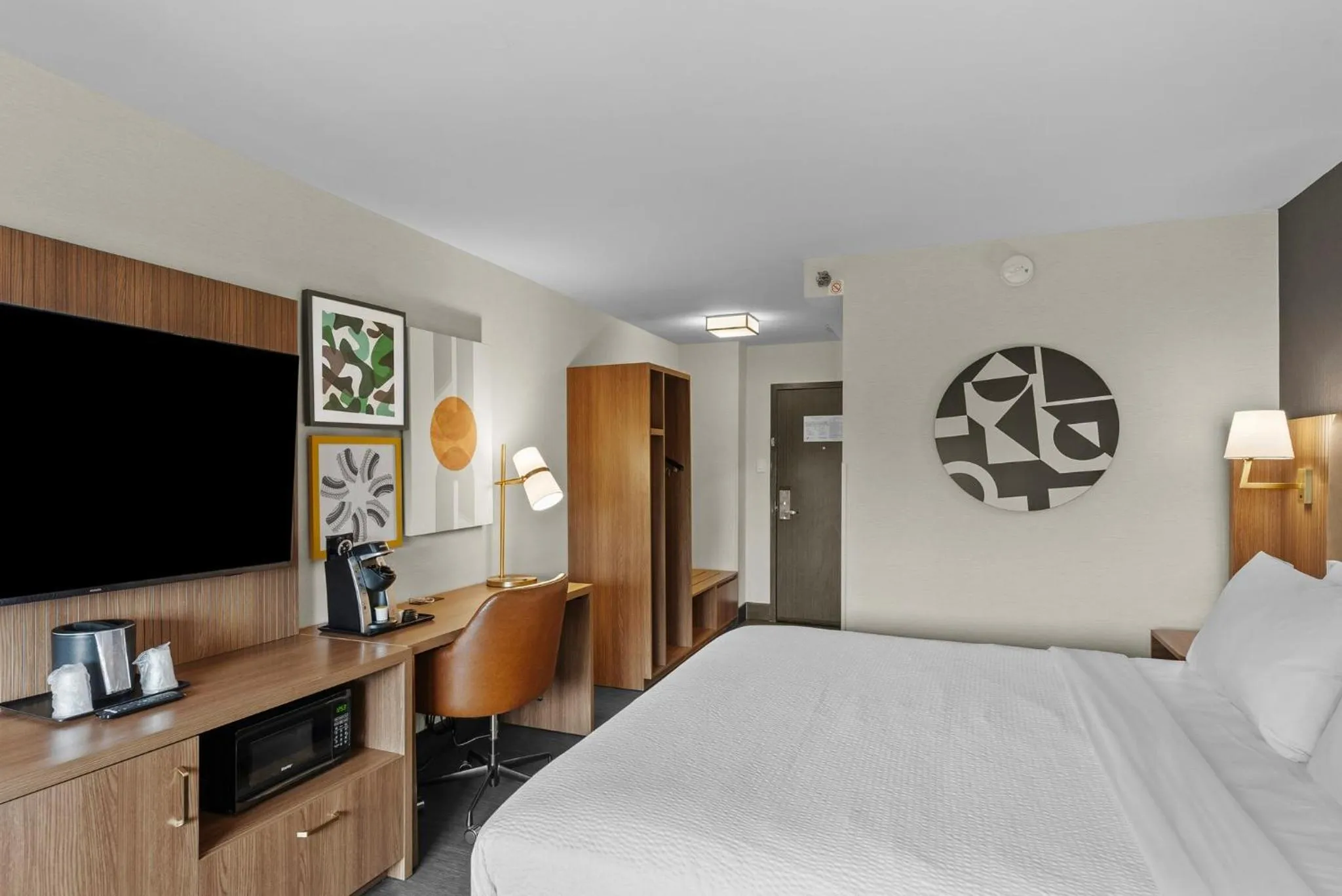 Photo of the whole room, Bed in Holiday Inn Niagara Falls State Park Entry by IHG
