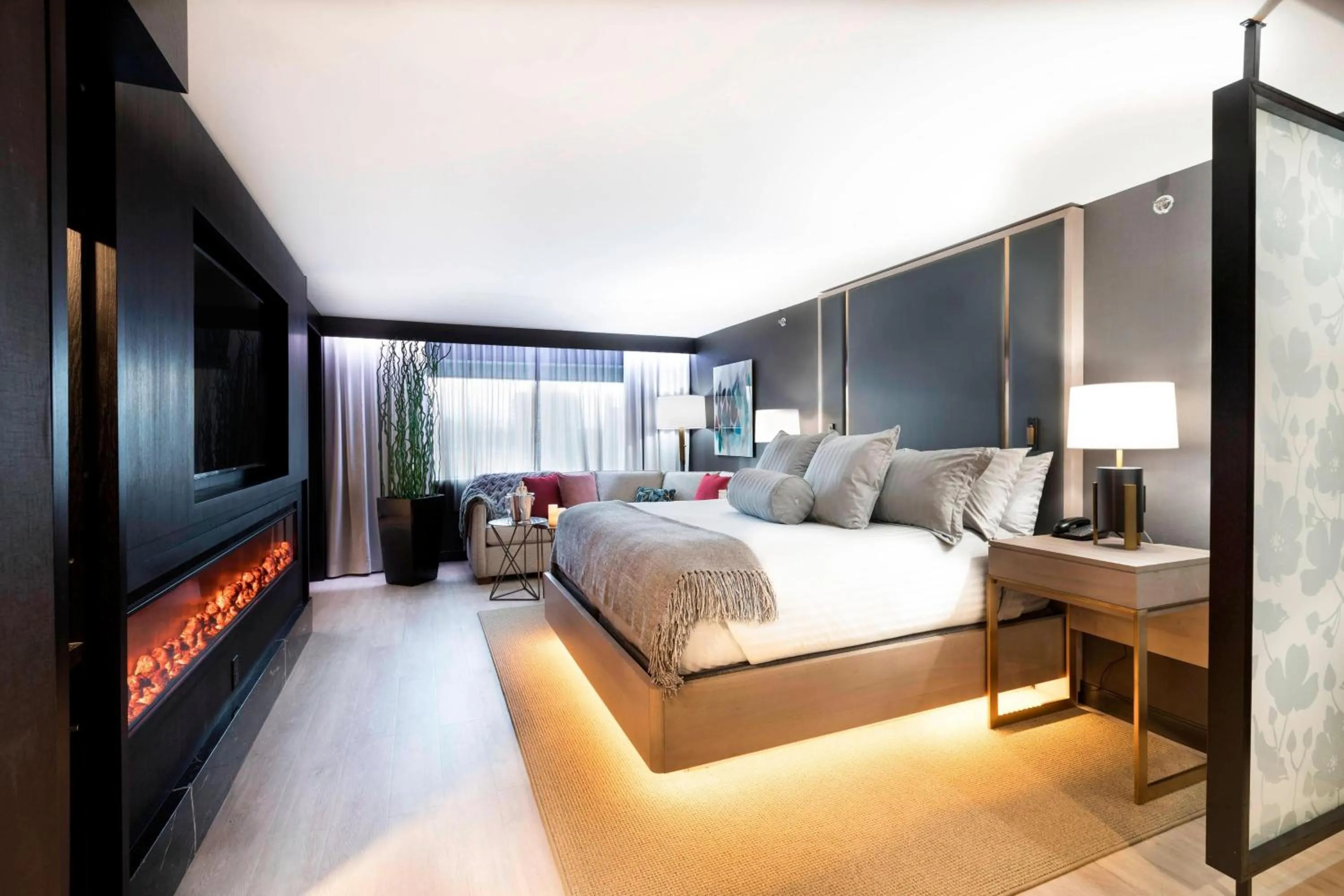 Photo of the whole room, Bed in Sheraton Niagara Falls