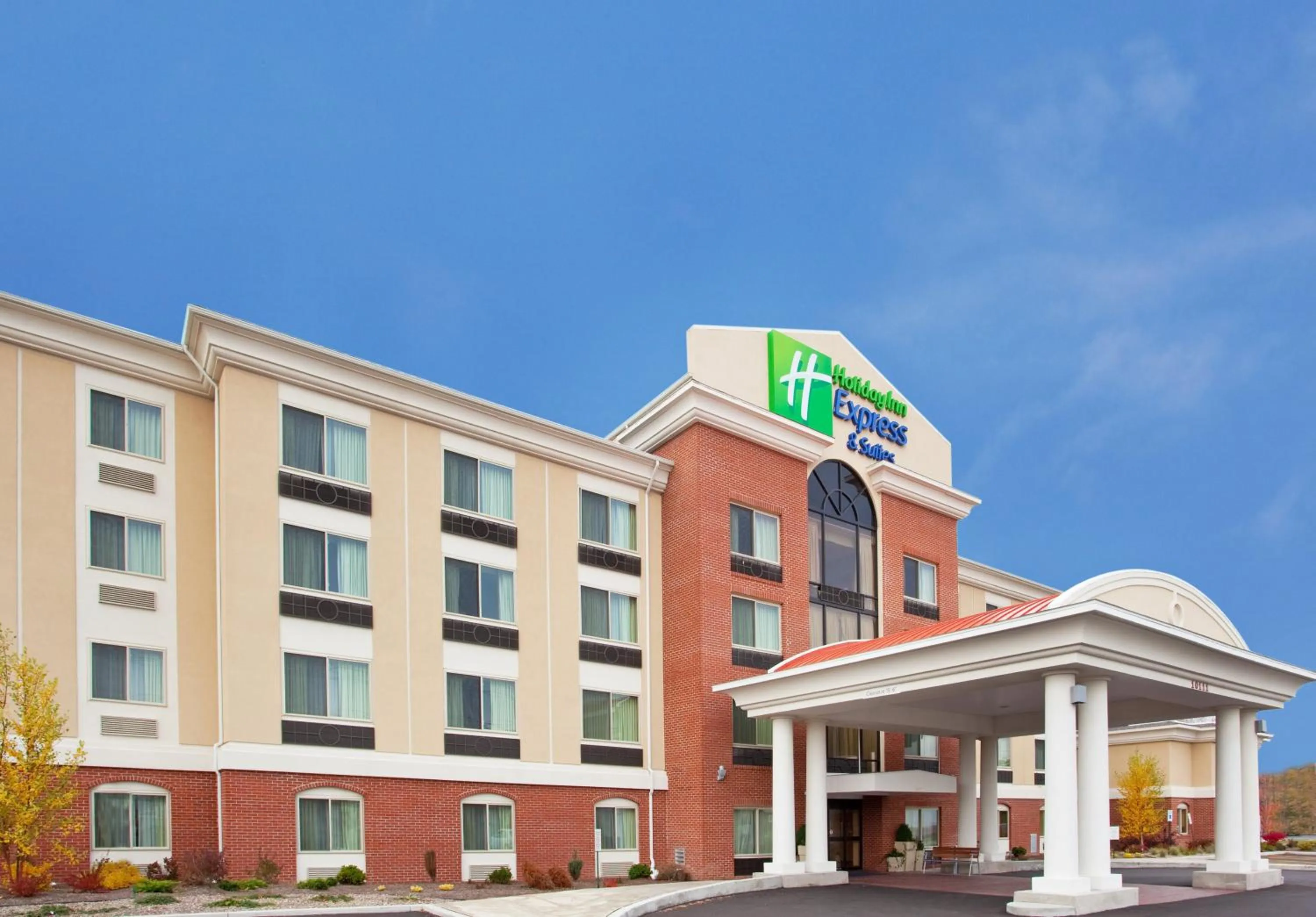 Property building in Holiday Inn Express & Suites Niagara Falls by IHG