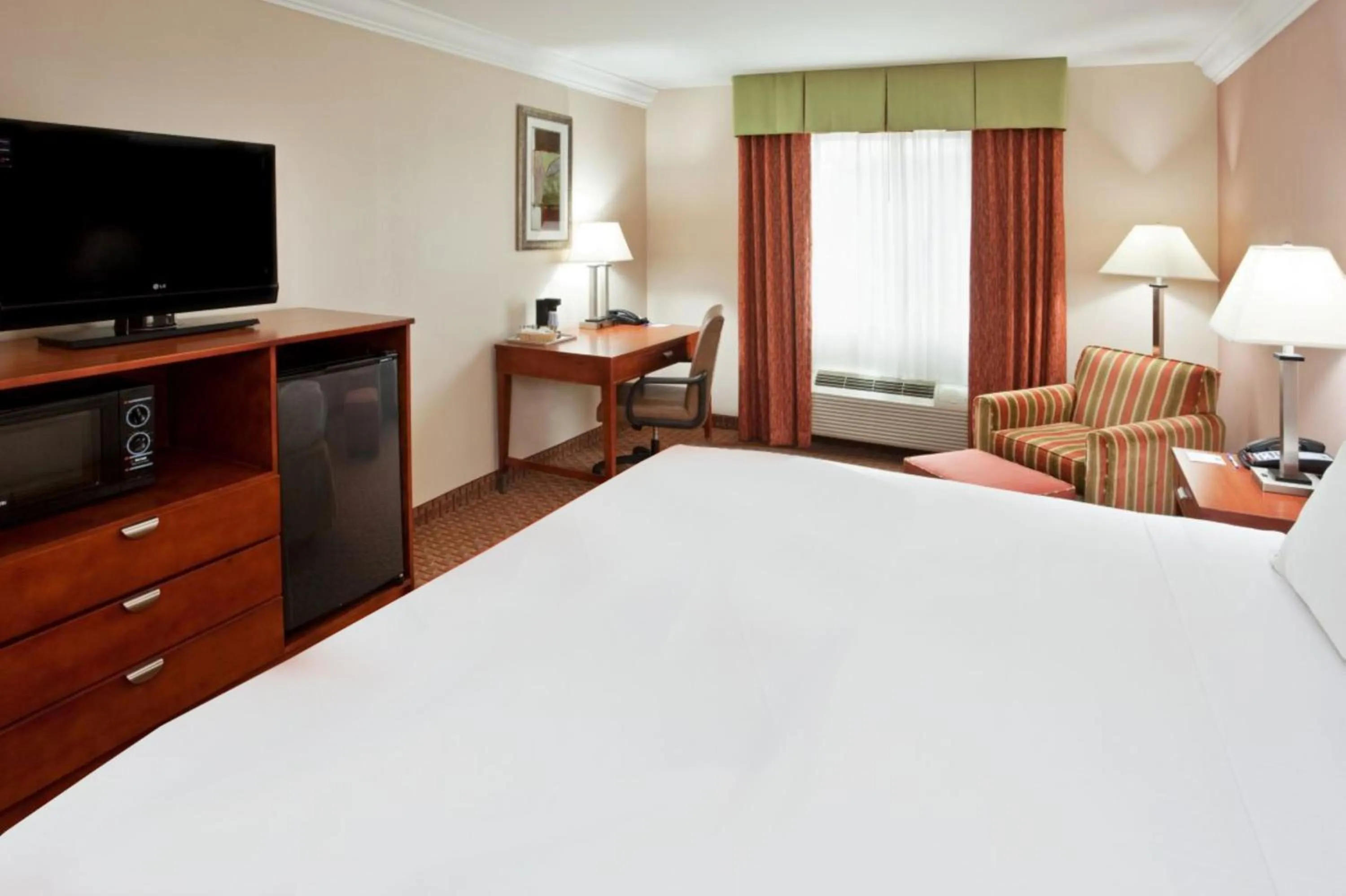 Photo of the whole room, Bed in Holiday Inn Express & Suites Niagara Falls by IHG