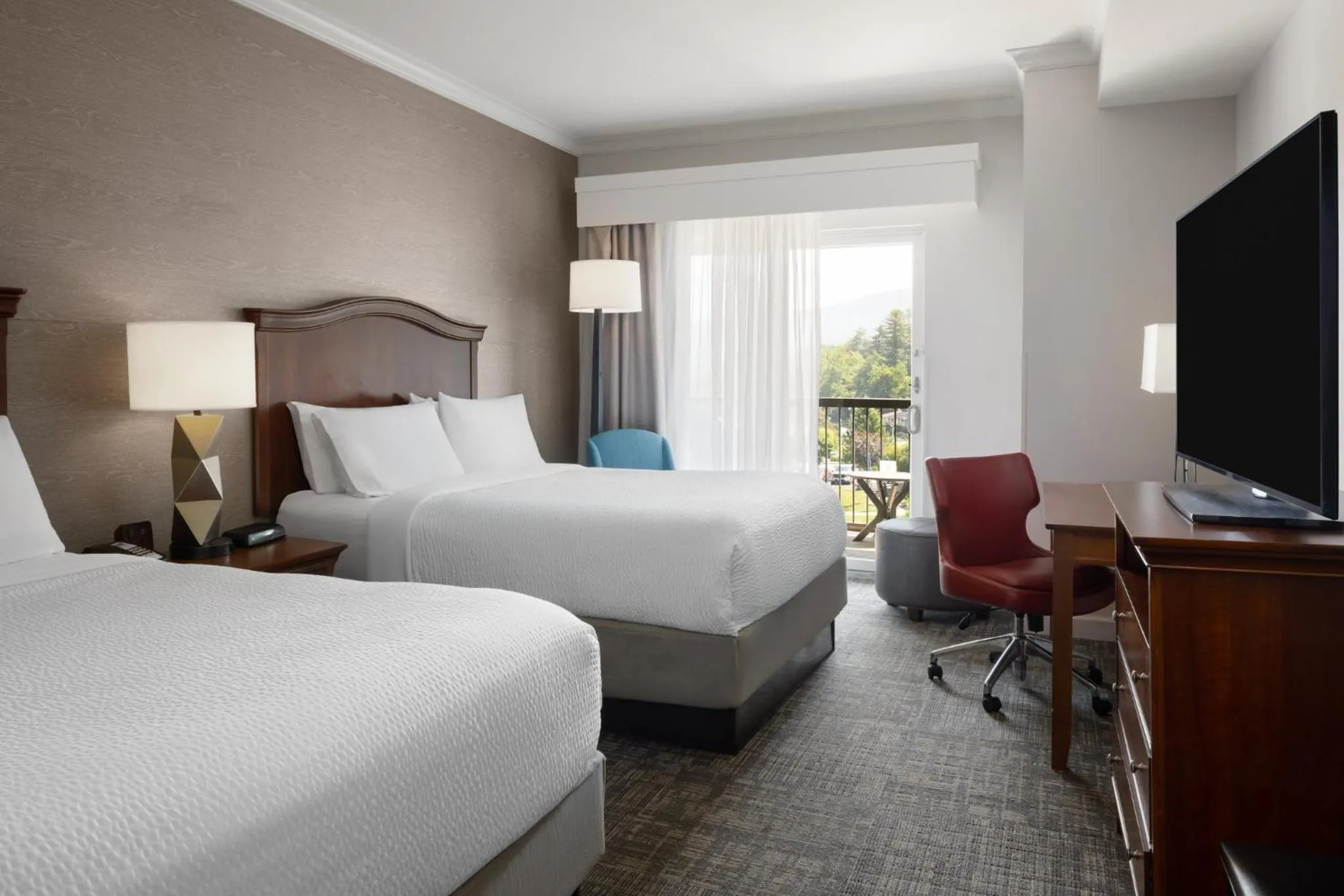 Photo of the whole room, Bed in Holiday Inn Resort Lake George by IHG