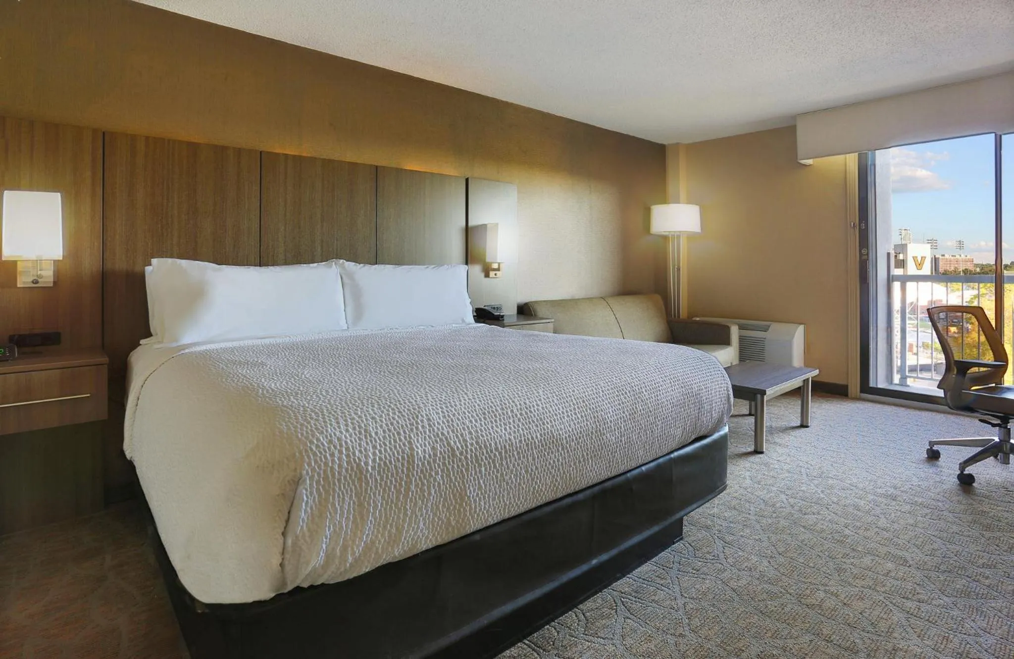 Photo of the whole room, Bed in Holiday Inn Nashville - Vanderbilt - Dwtn by IHG