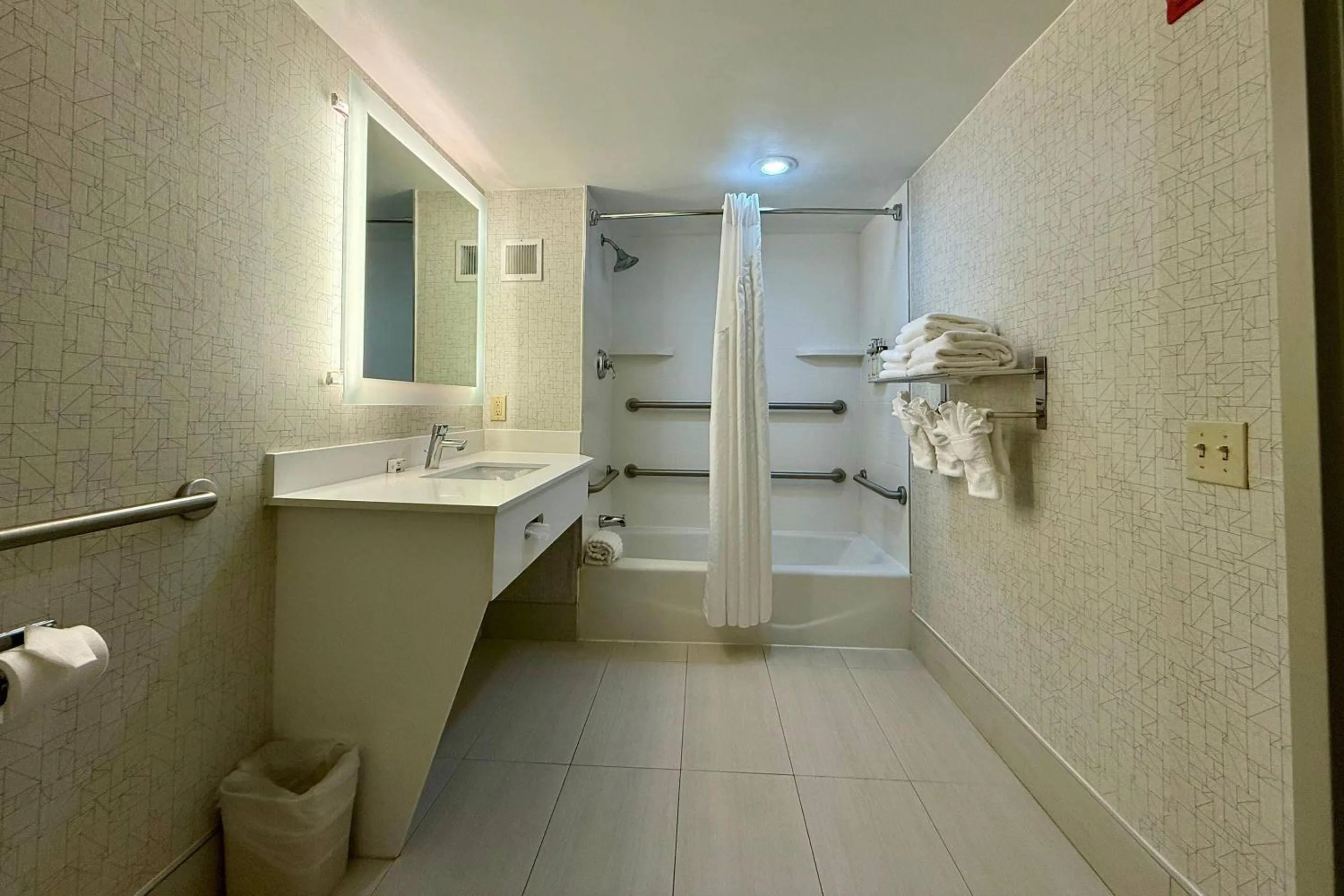 Bedroom in Country Inn & Suites by Radisson, Downtown Albany New York