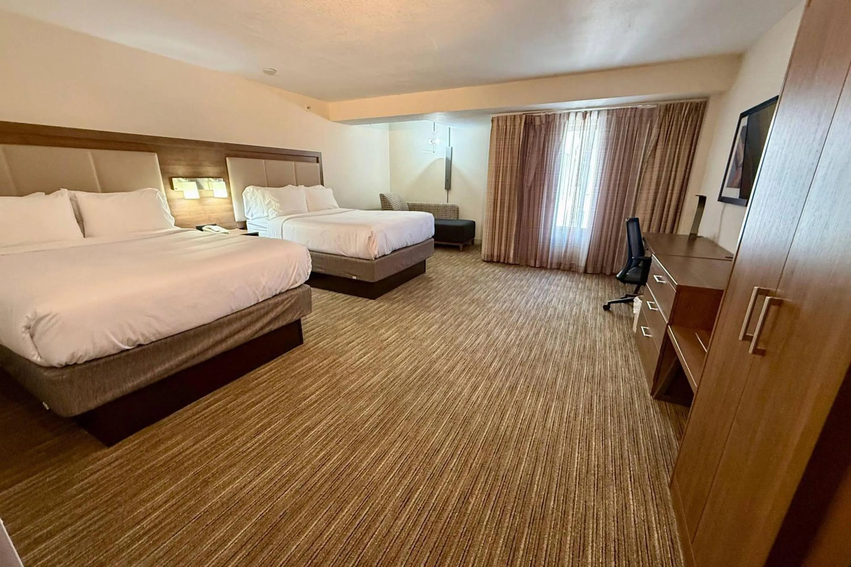 Bedroom, Bed in Country Inn & Suites by Radisson, Downtown Albany New York