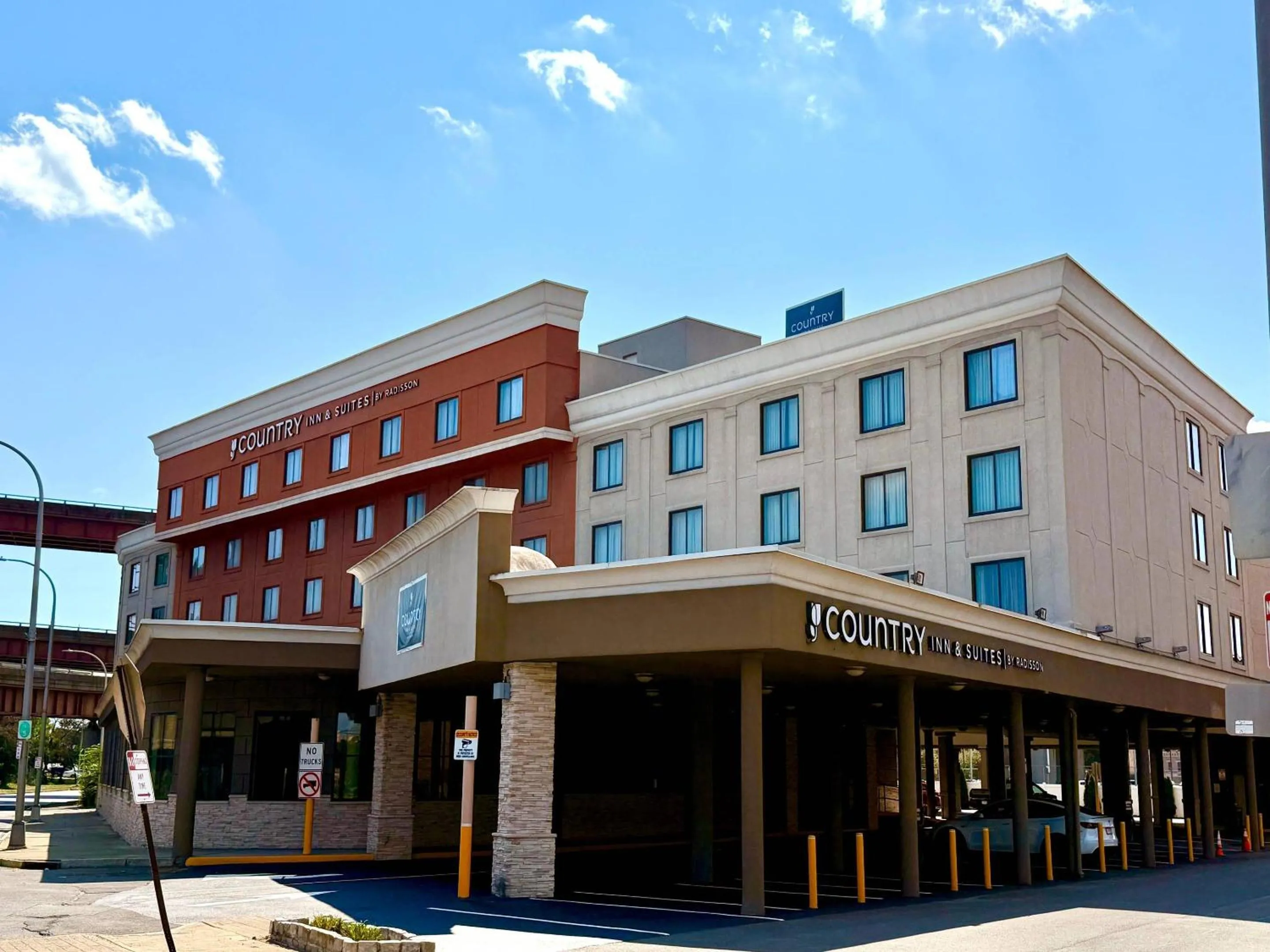 Property building in Country Inn & Suites by Radisson, Downtown Albany New York
