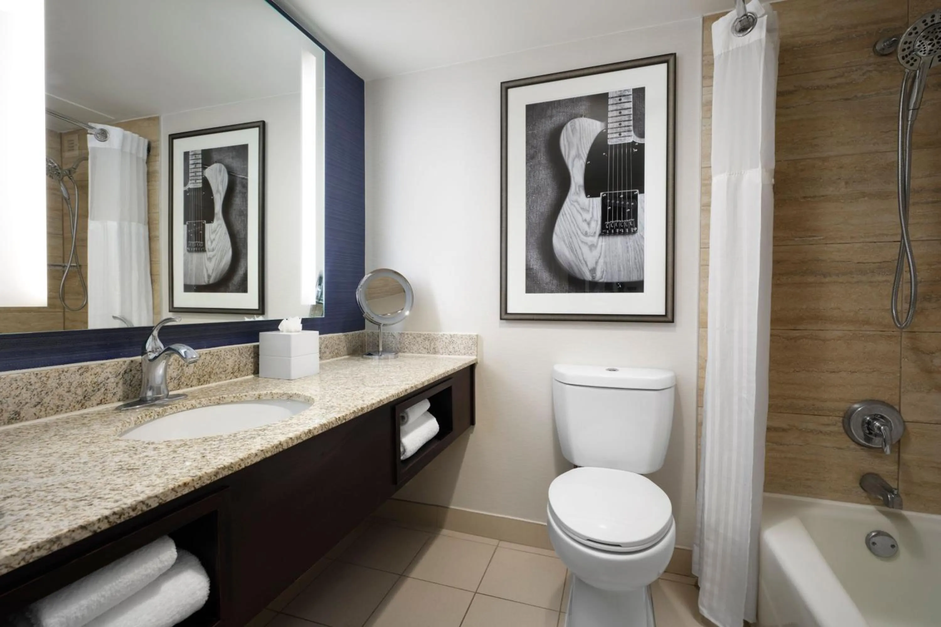 Bathroom in Hilton Nashville Airport