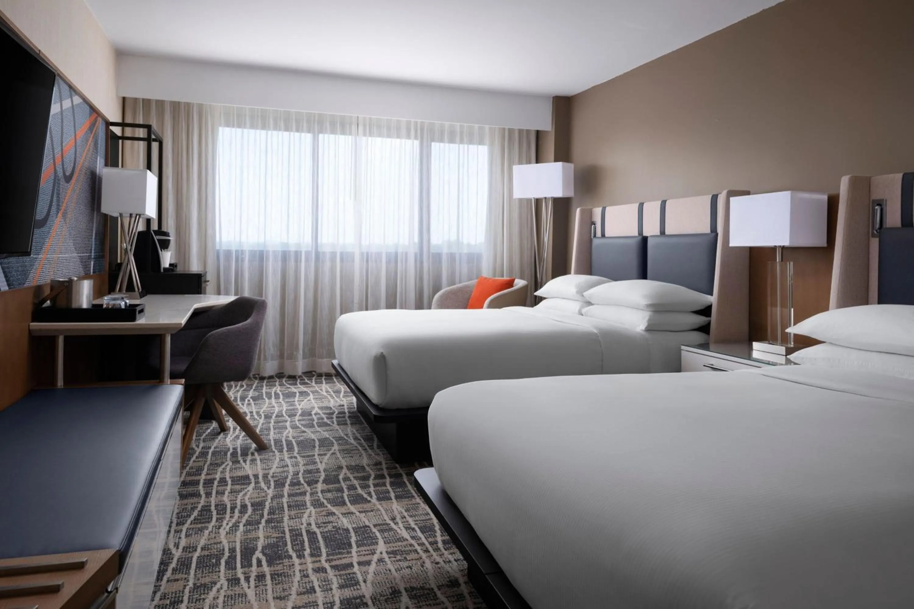 Photo of the whole room, Bed in Hilton Nashville Airport