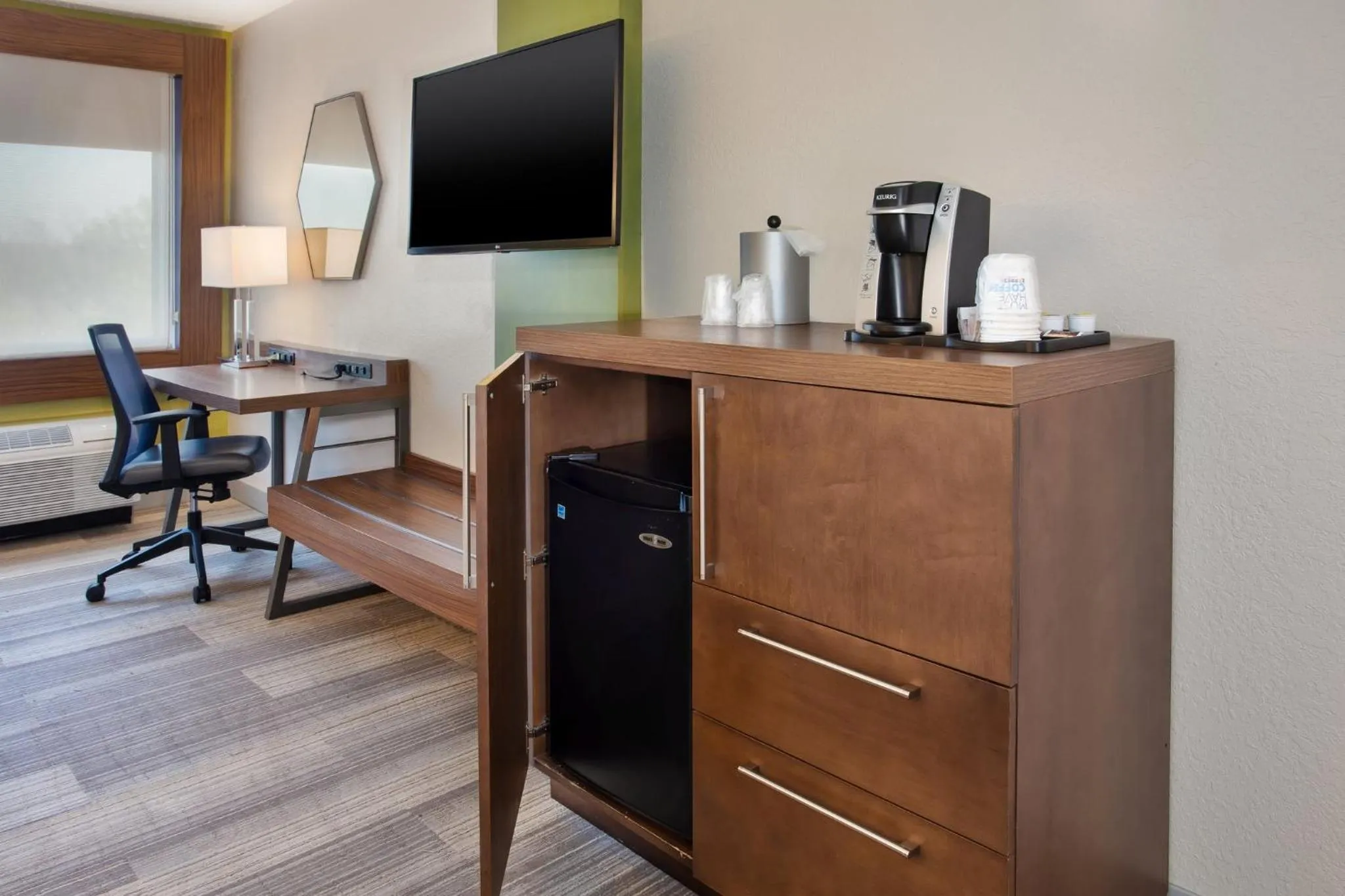 Photo of the whole room in Holiday Inn Express Nashville Airport by IHG