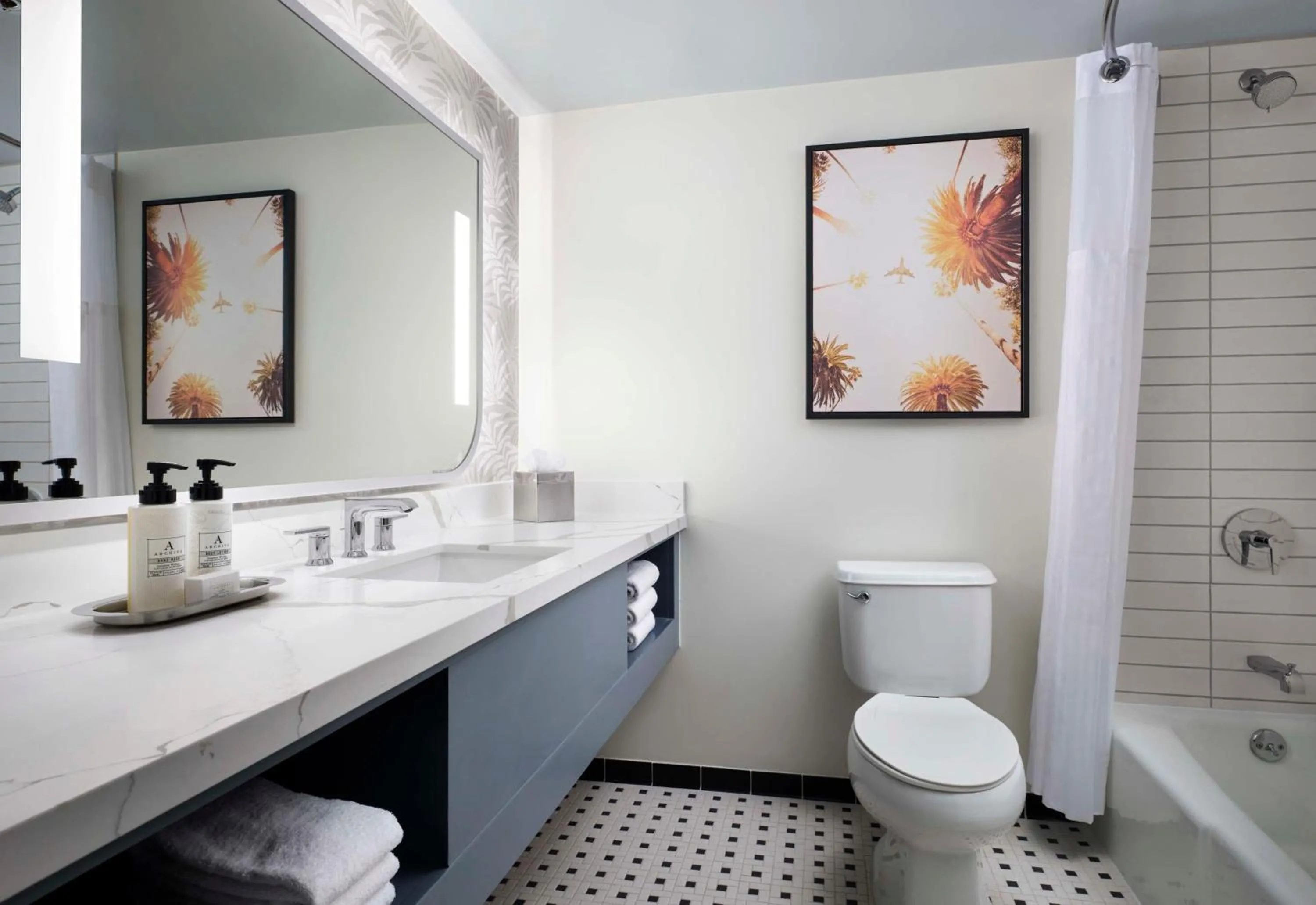 Bathroom in Sonesta Los Angeles Airport LAX