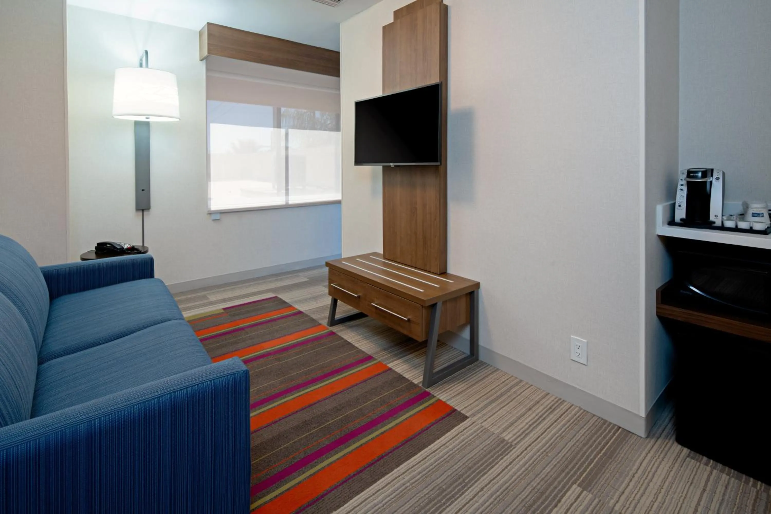 Photo of the whole room in Holiday Inn Express Los Angeles LAX Airport by IHG