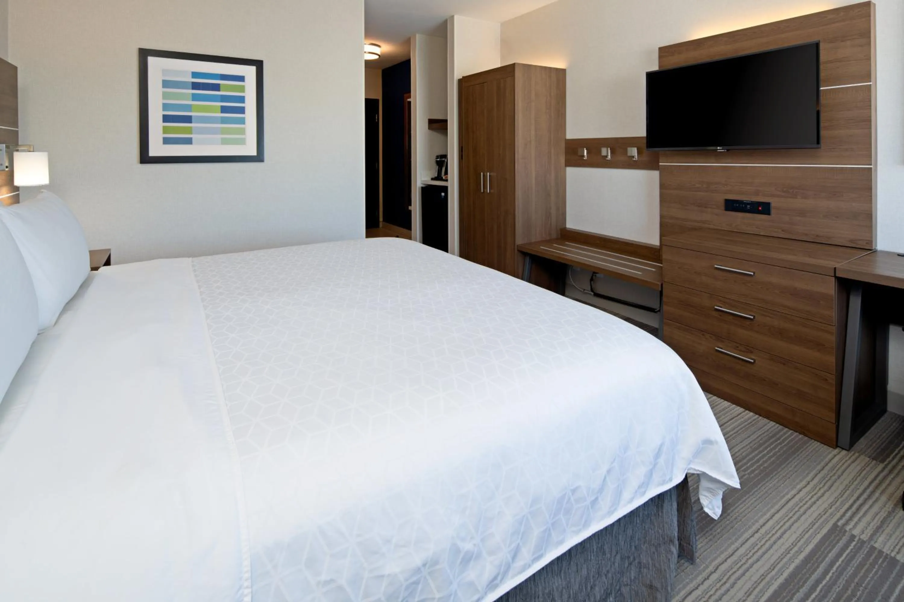 Photo of the whole room, Bed in Holiday Inn Express Los Angeles LAX Airport by IHG