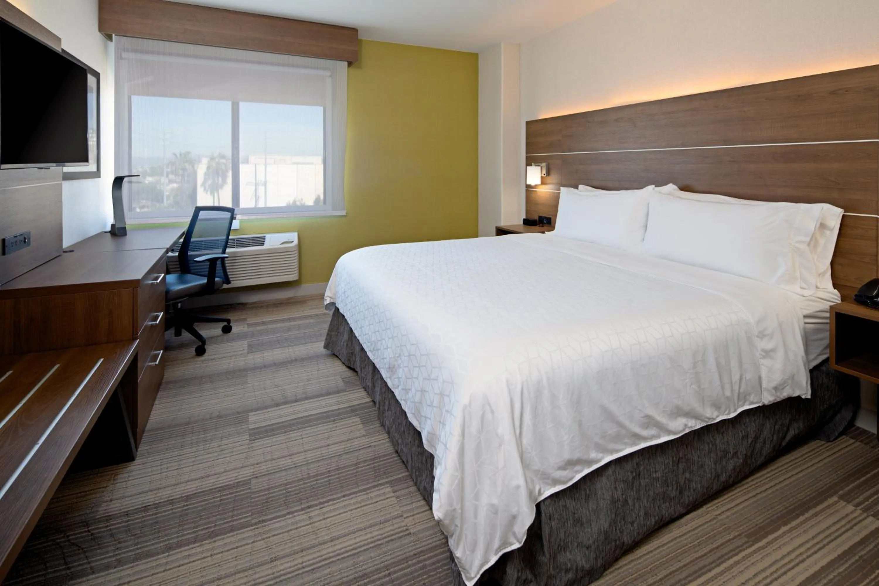 Photo of the whole room, Bed in Holiday Inn Express Los Angeles LAX Airport by IHG