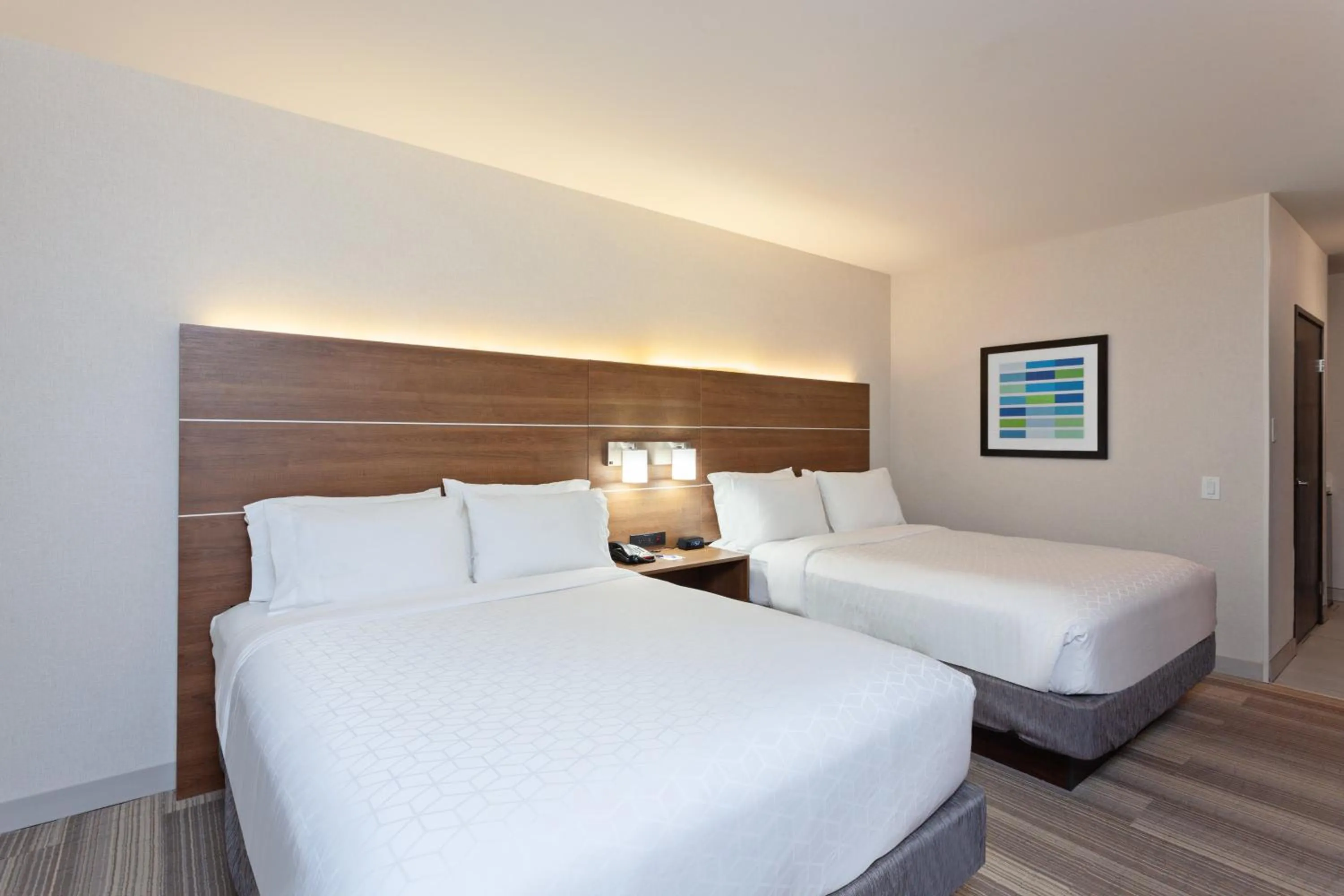 Photo of the whole room, Bed in Holiday Inn Express Los Angeles LAX Airport by IHG