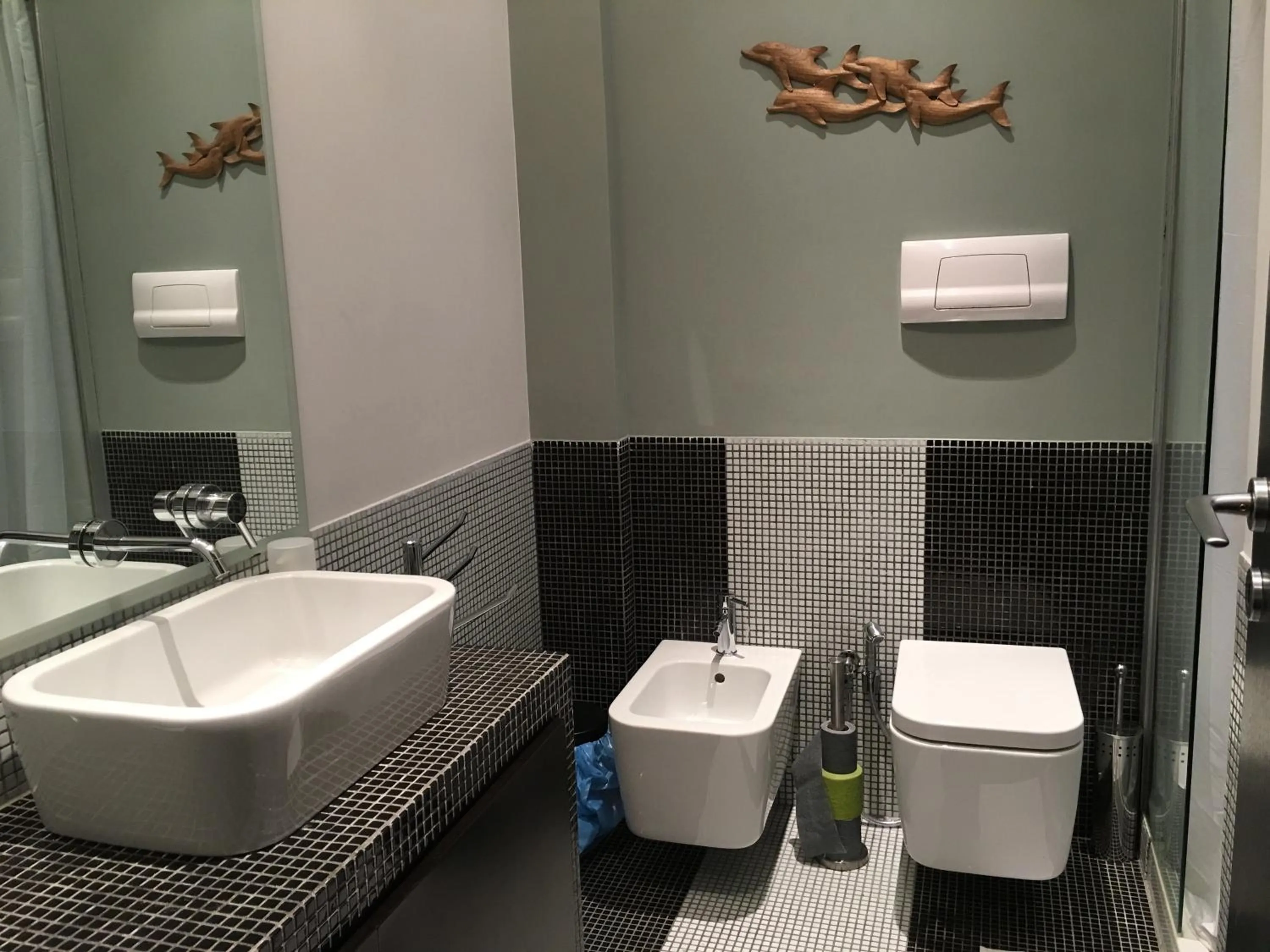 Toilet in Two Sisters Suites