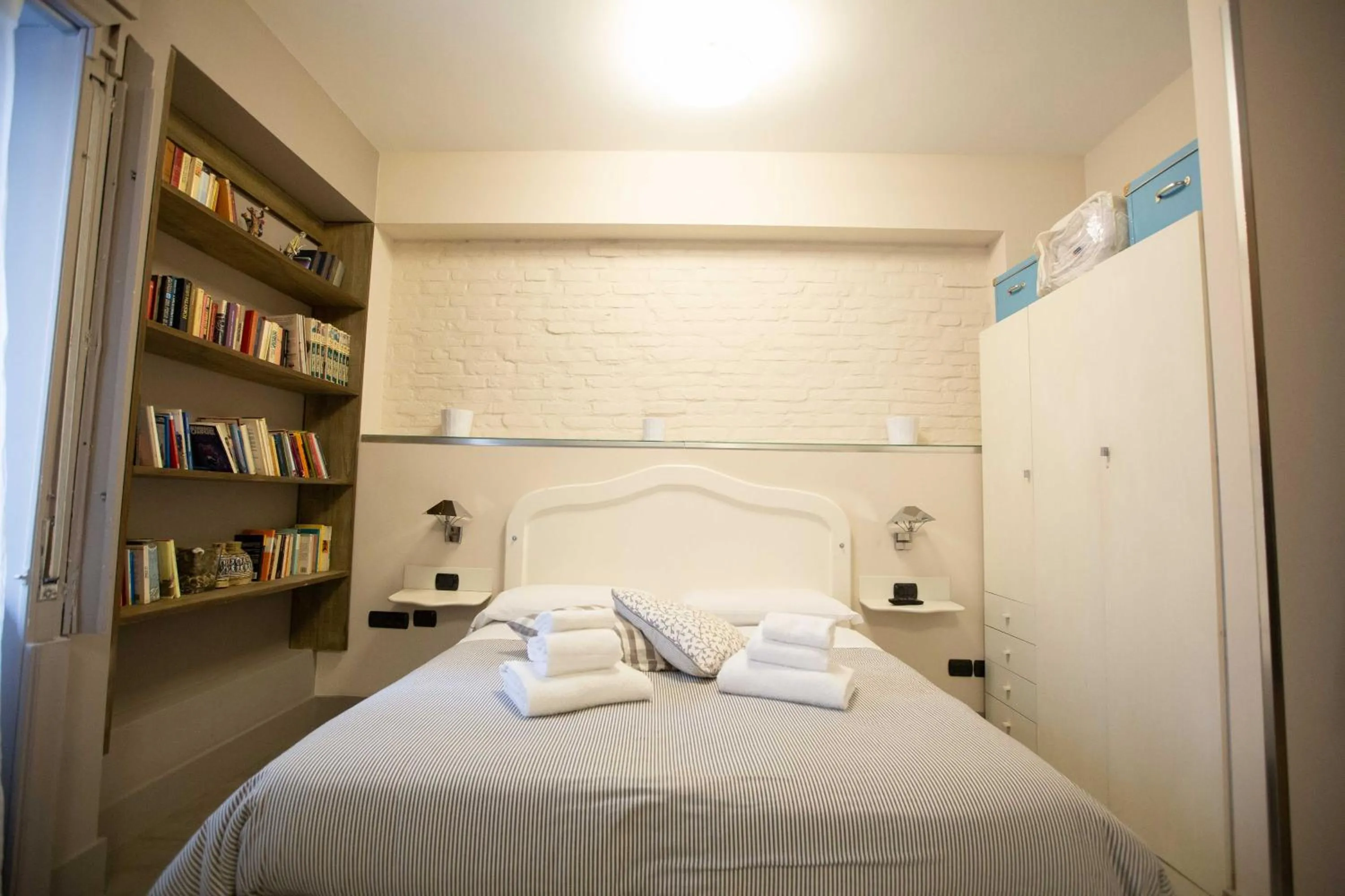 Bedroom, Bed in Two Sisters Suites