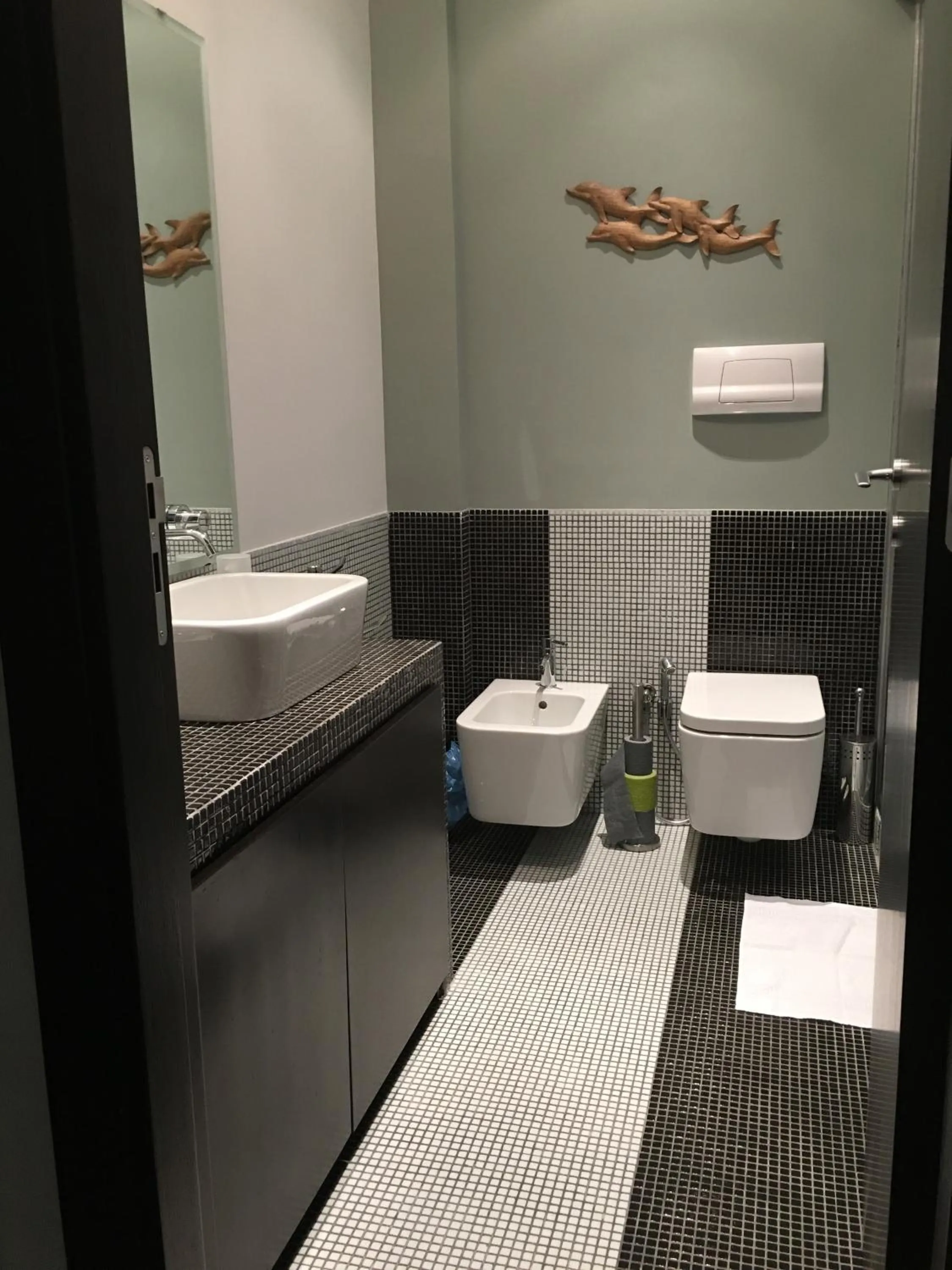 Toilet in Two Sisters Suites