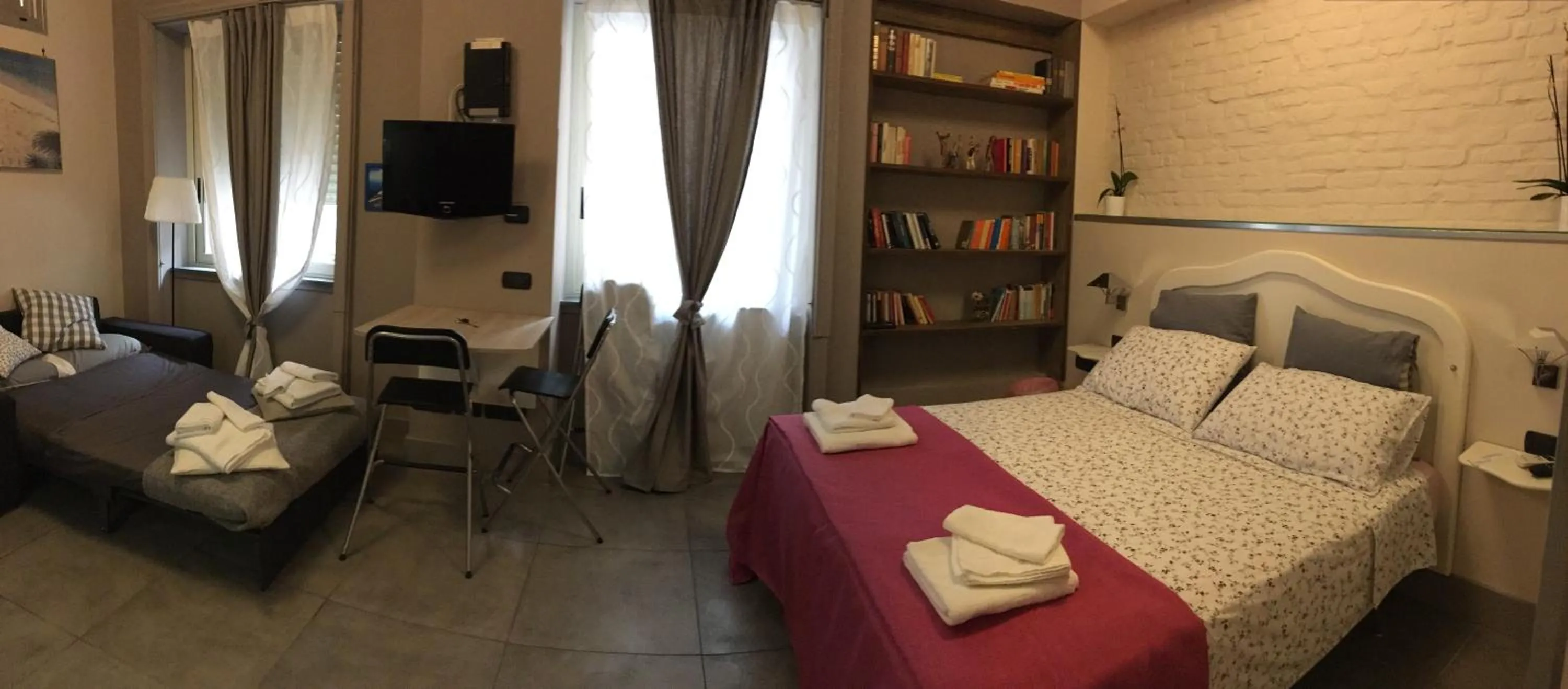 Property building, Bed in Two Sisters Suites