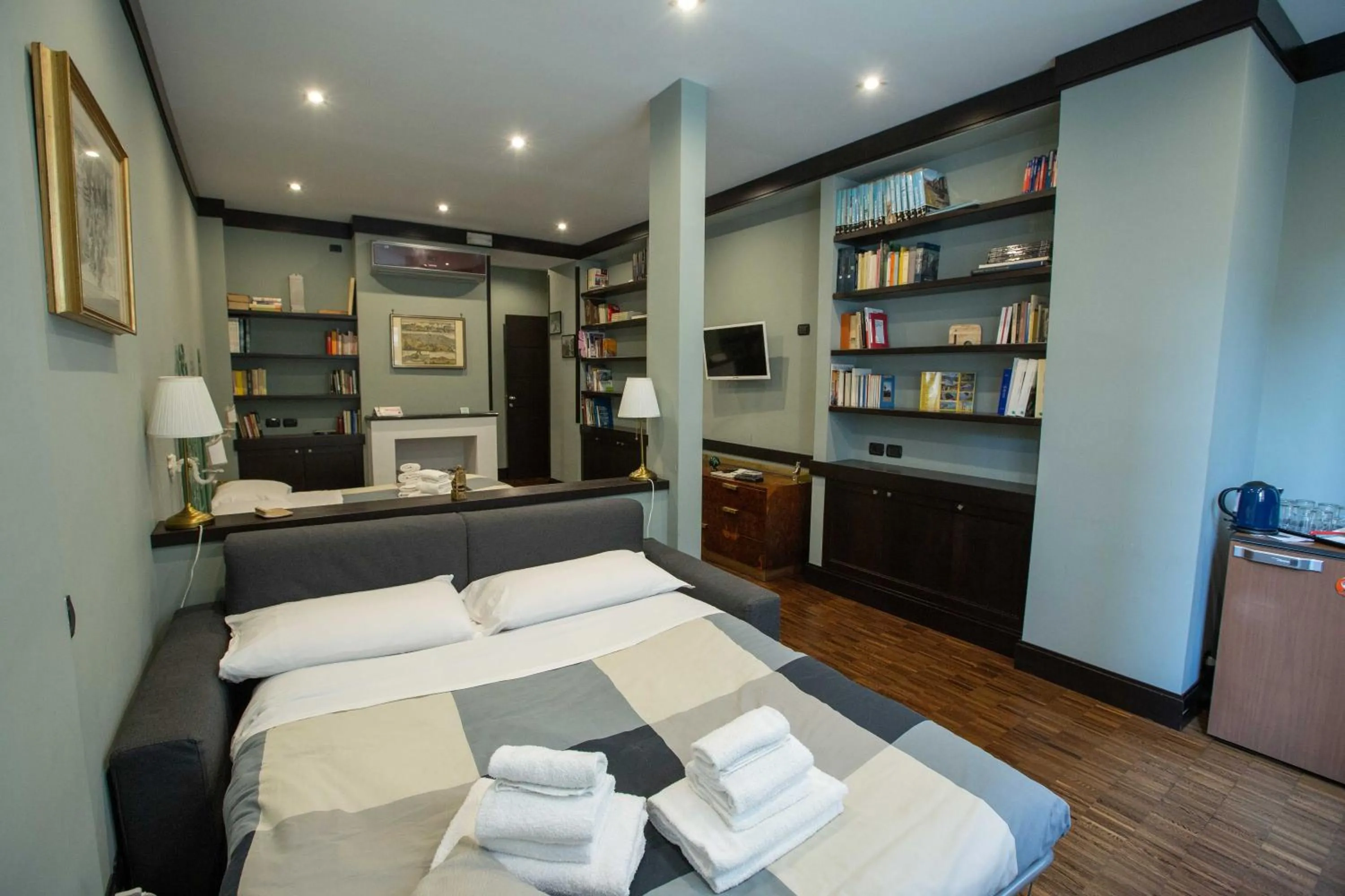 Photo of the whole room, Bed in Two Sisters Suites