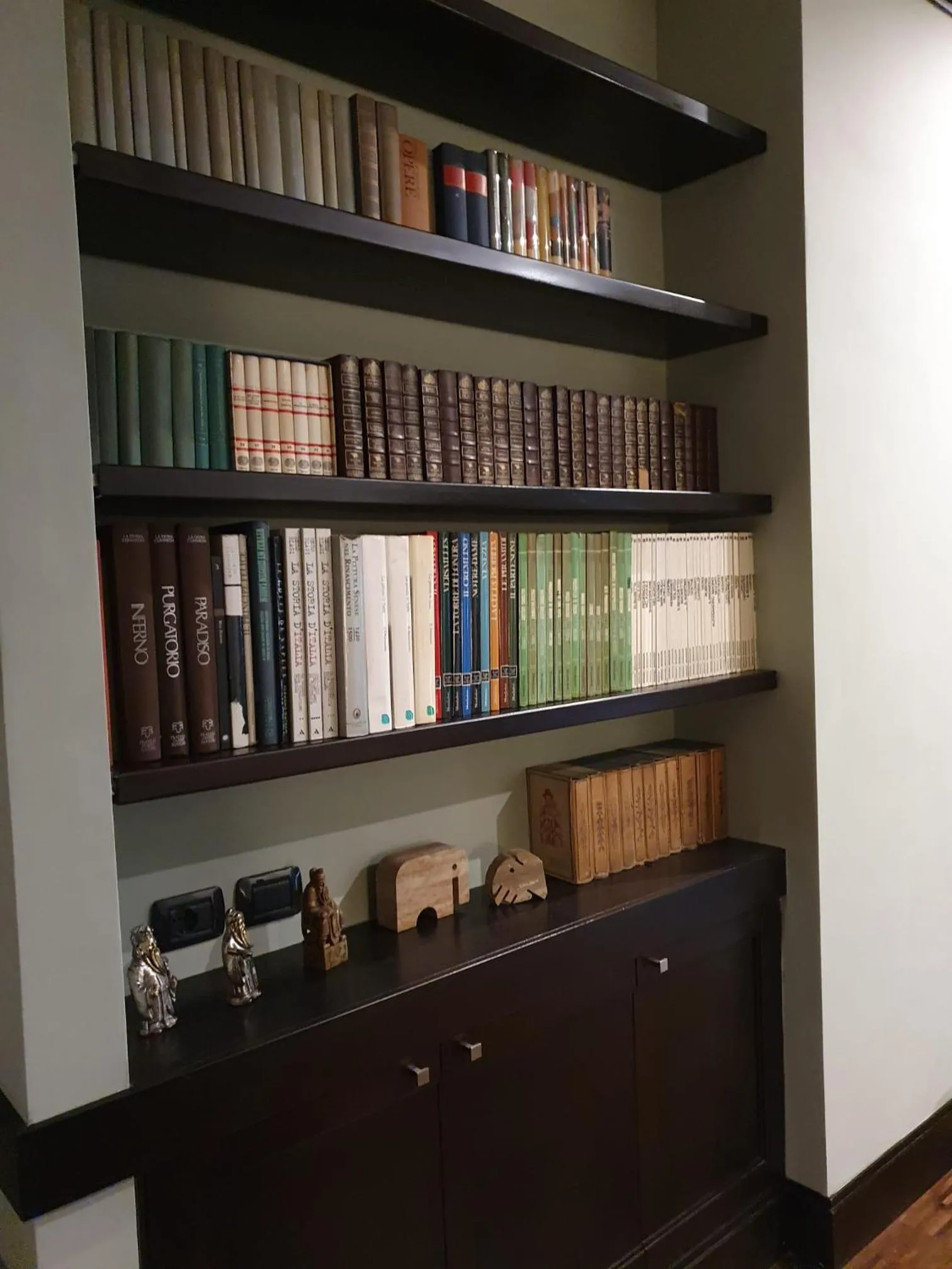 Library in Two Sisters Suites
