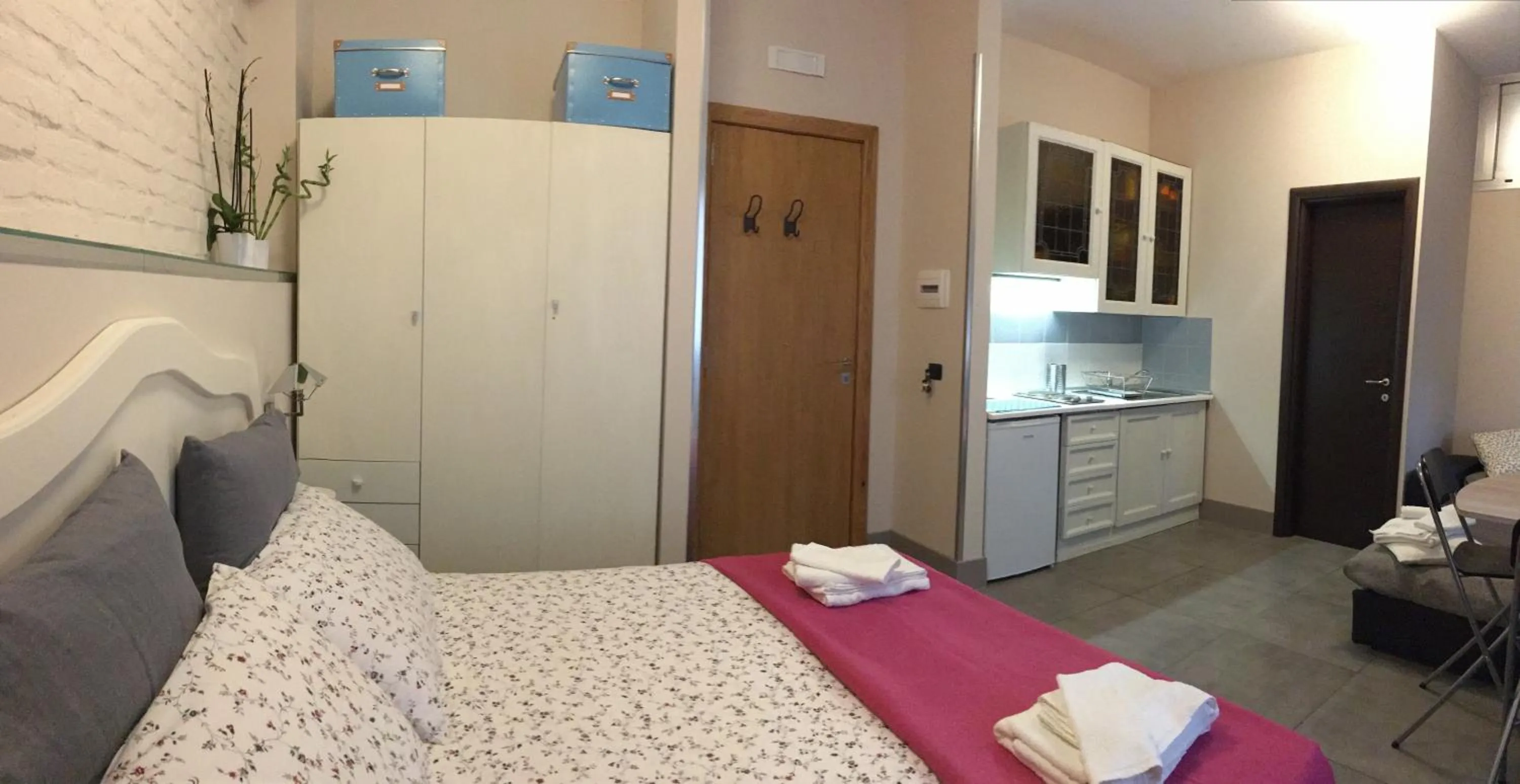 Property building, Bed in Two Sisters Suites