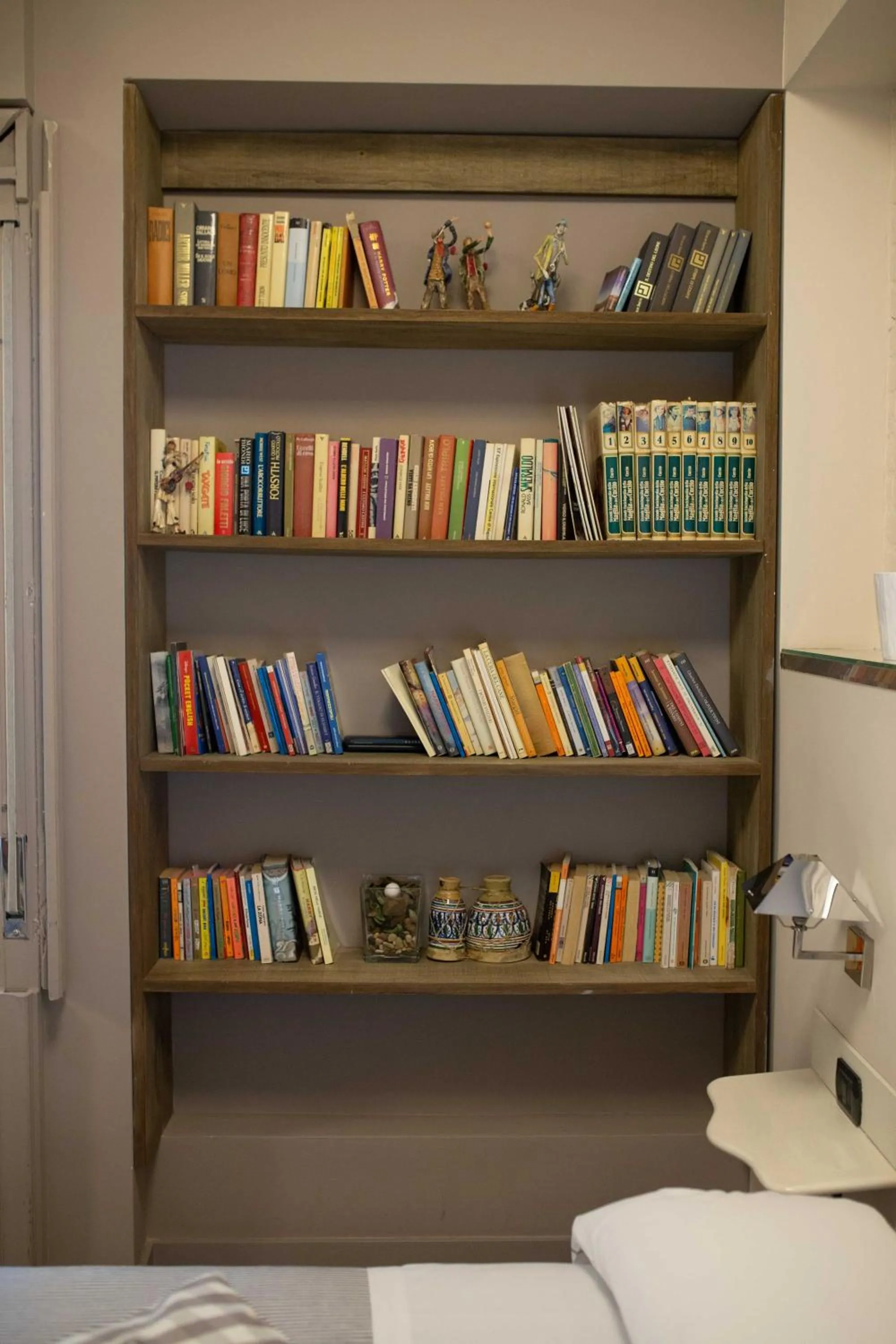 Library, Bed in Two Sisters Suites