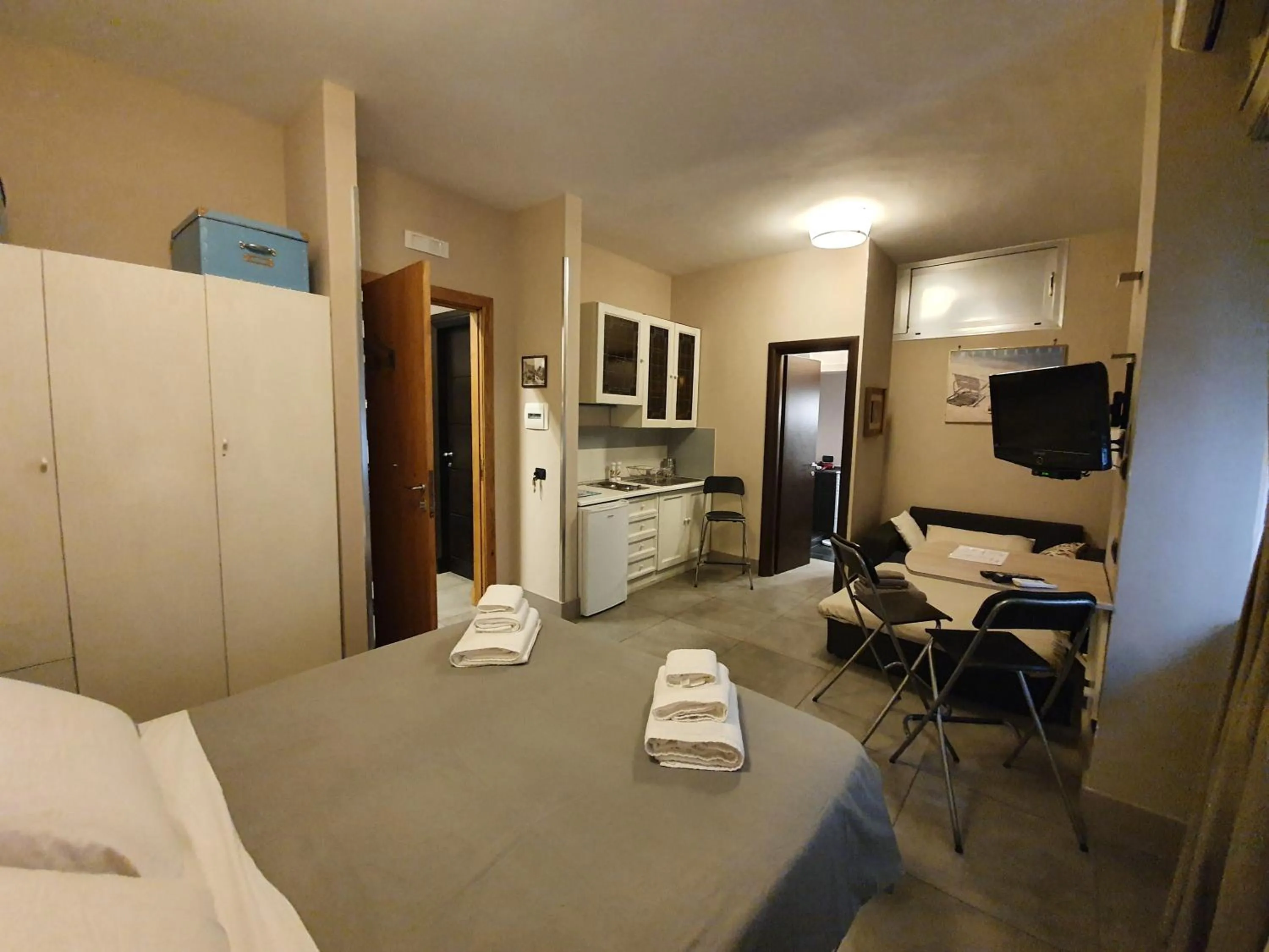 Photo of the whole room, Bed in Two Sisters Suites