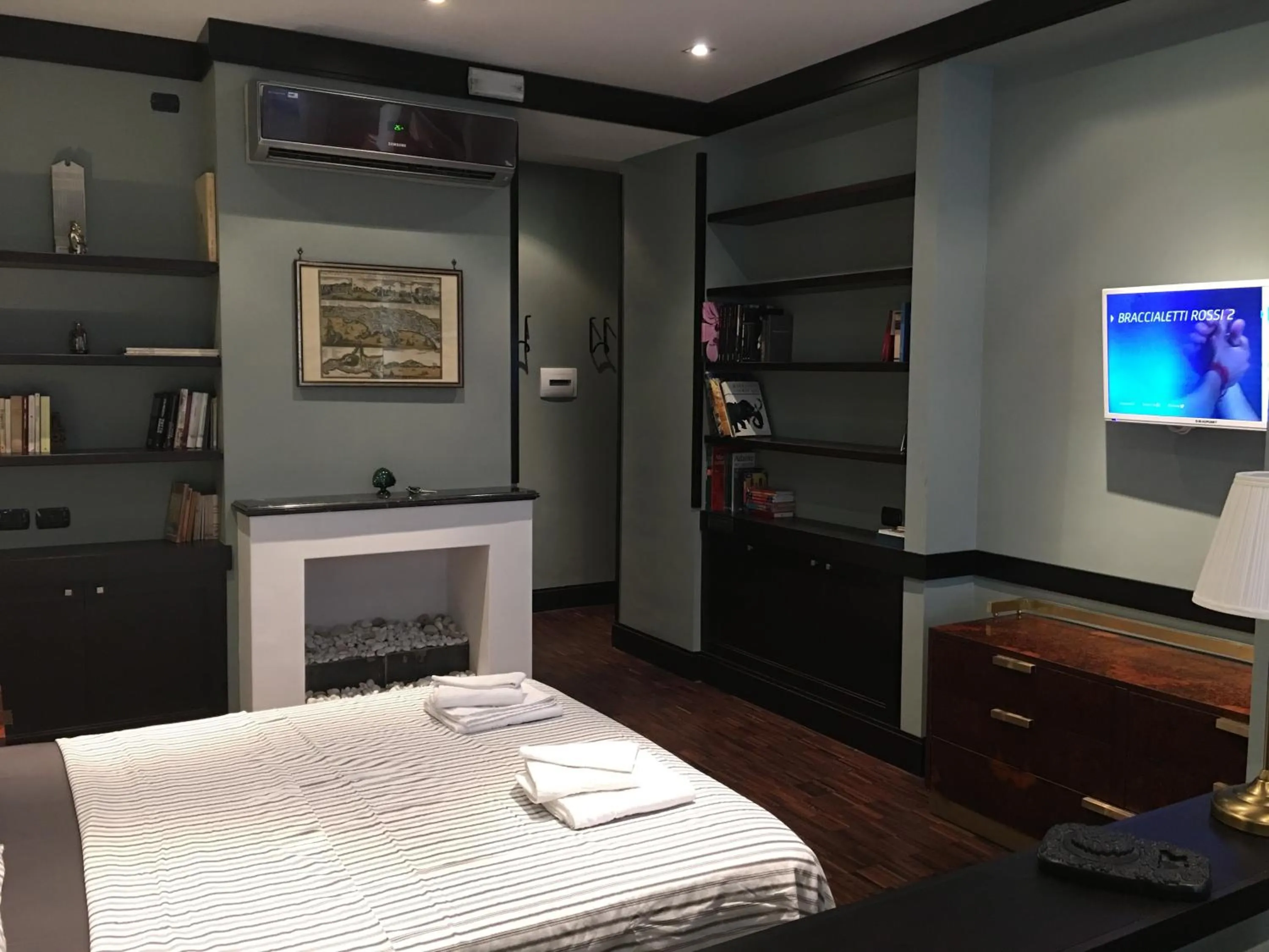 Bed in Two Sisters Suites