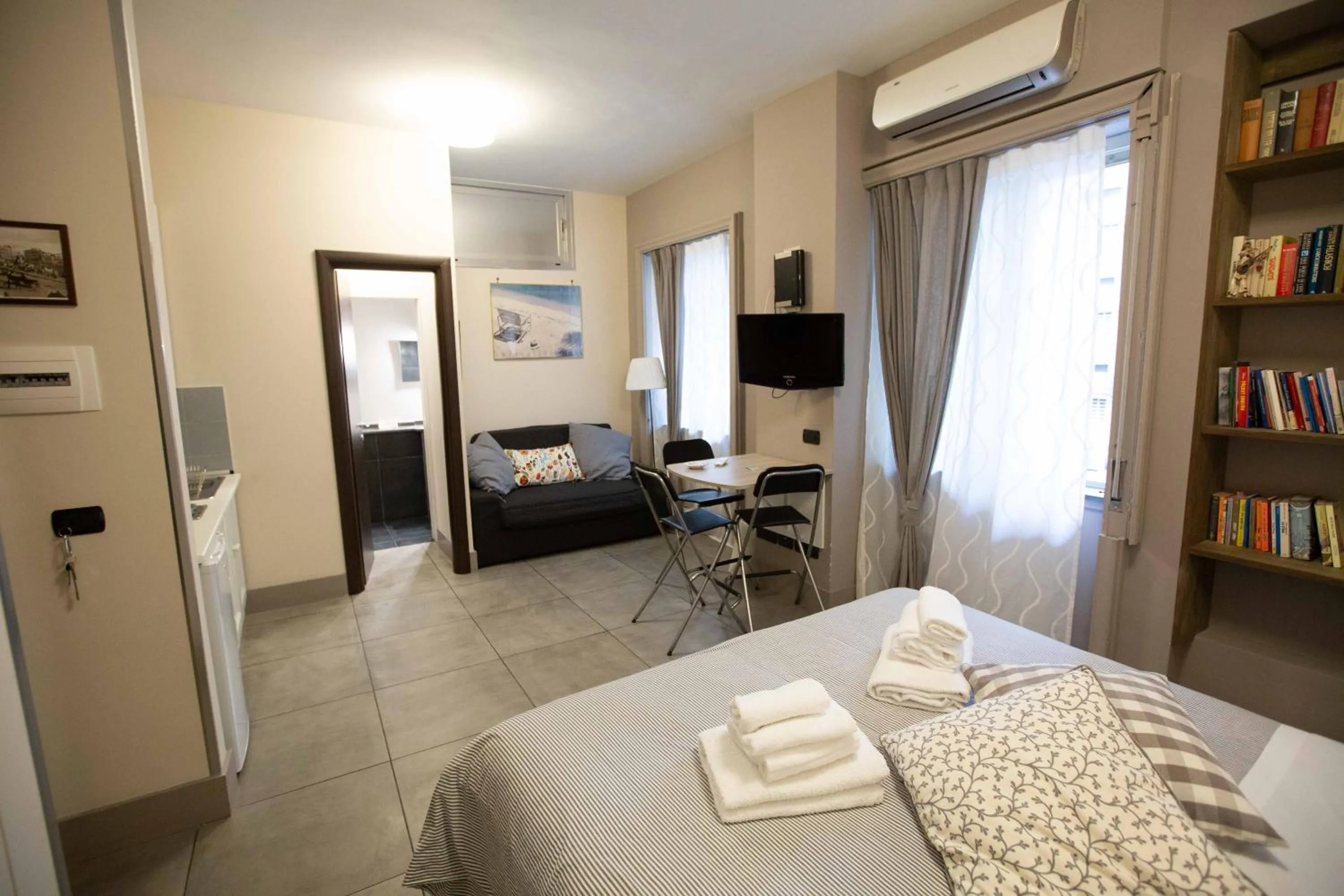 Photo of the whole room, Bed in Two Sisters Suites