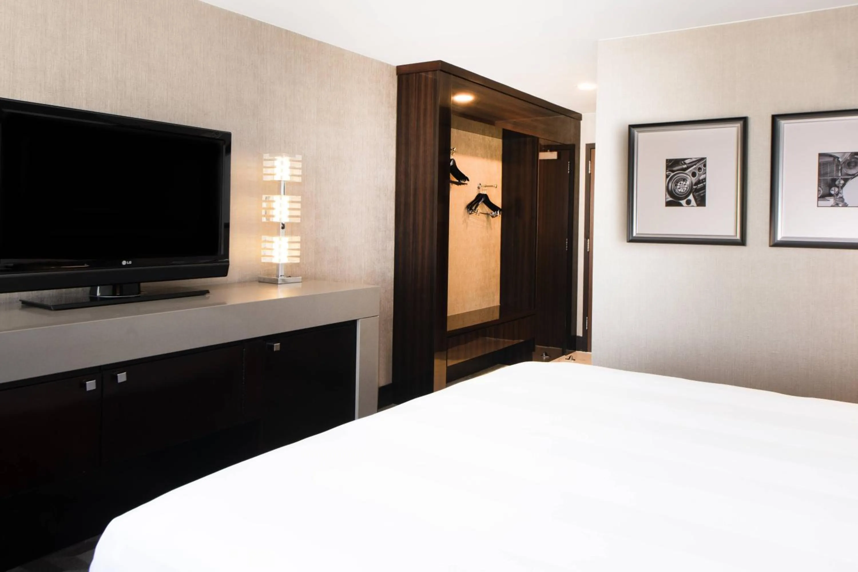 Photo of the whole room, Bed in Beverly Hills Marriott