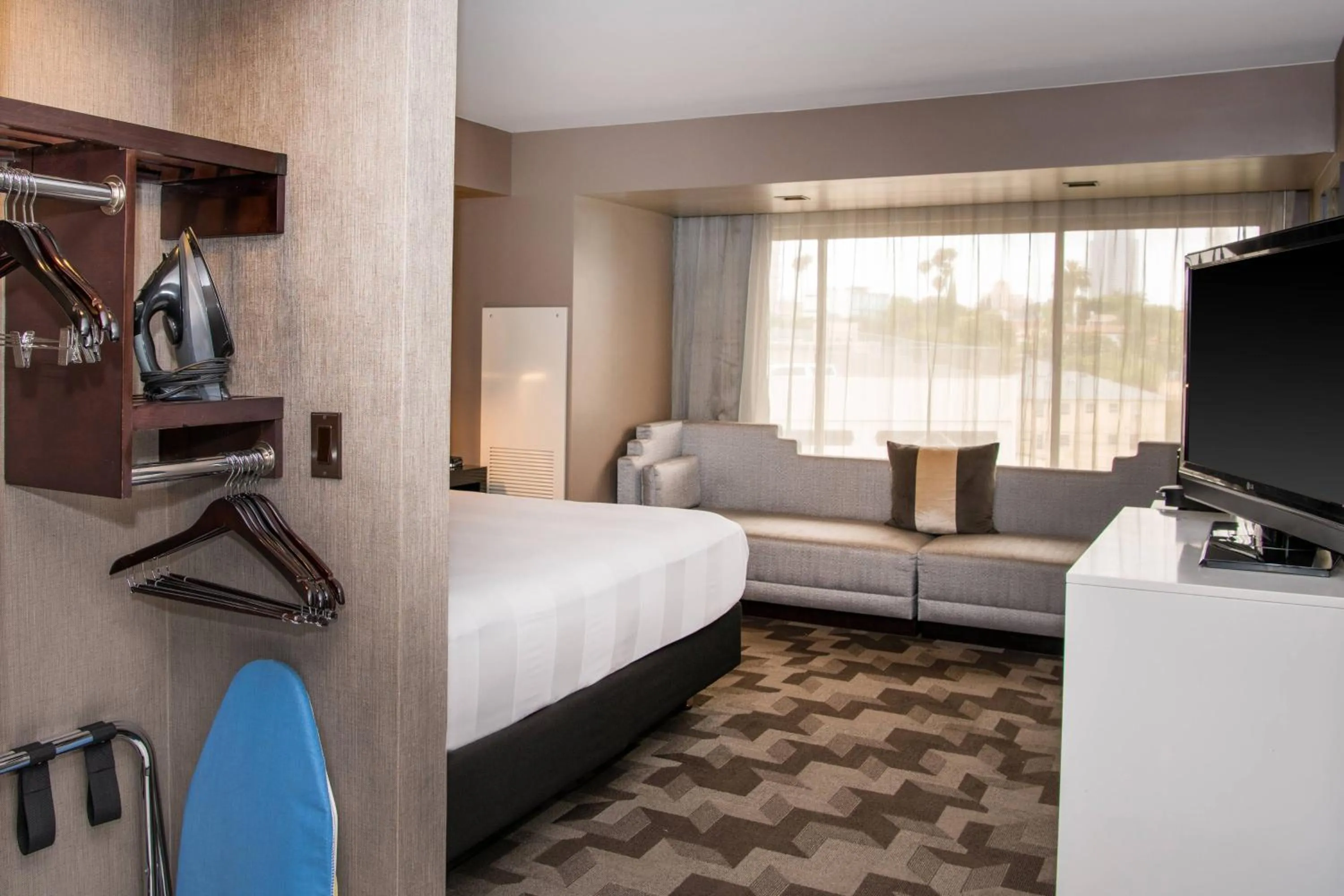 Photo of the whole room, Bed in Beverly Hills Marriott